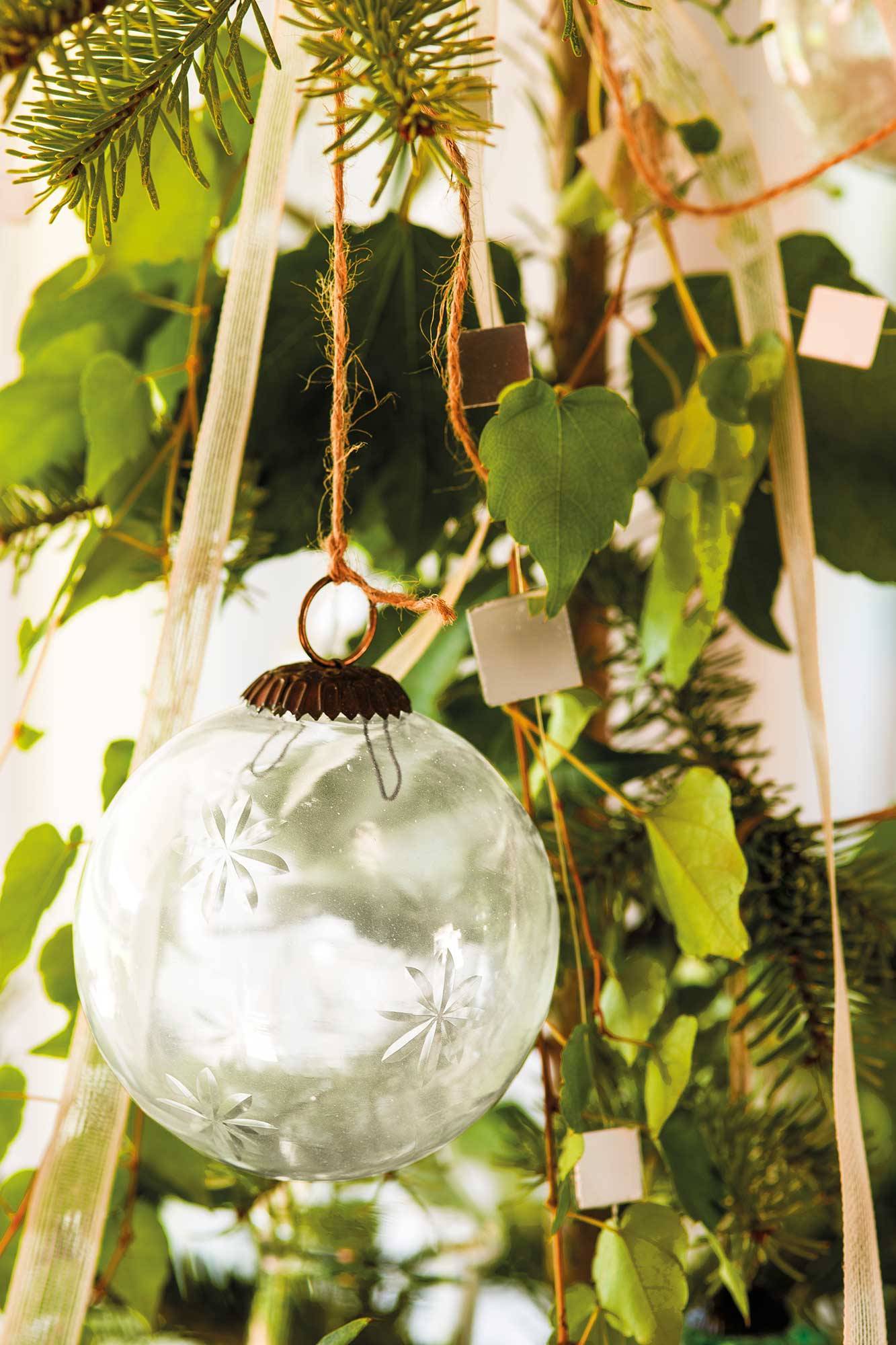 Árbol de Navidad con adornos de cristal tallado. 