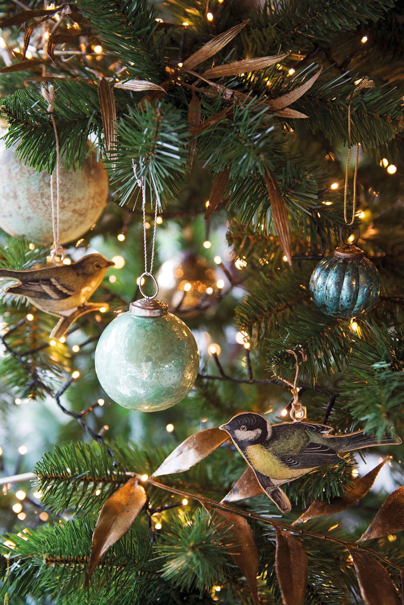 Árbol de Navidad con adornos verdes sostenibles y ecológicos. 