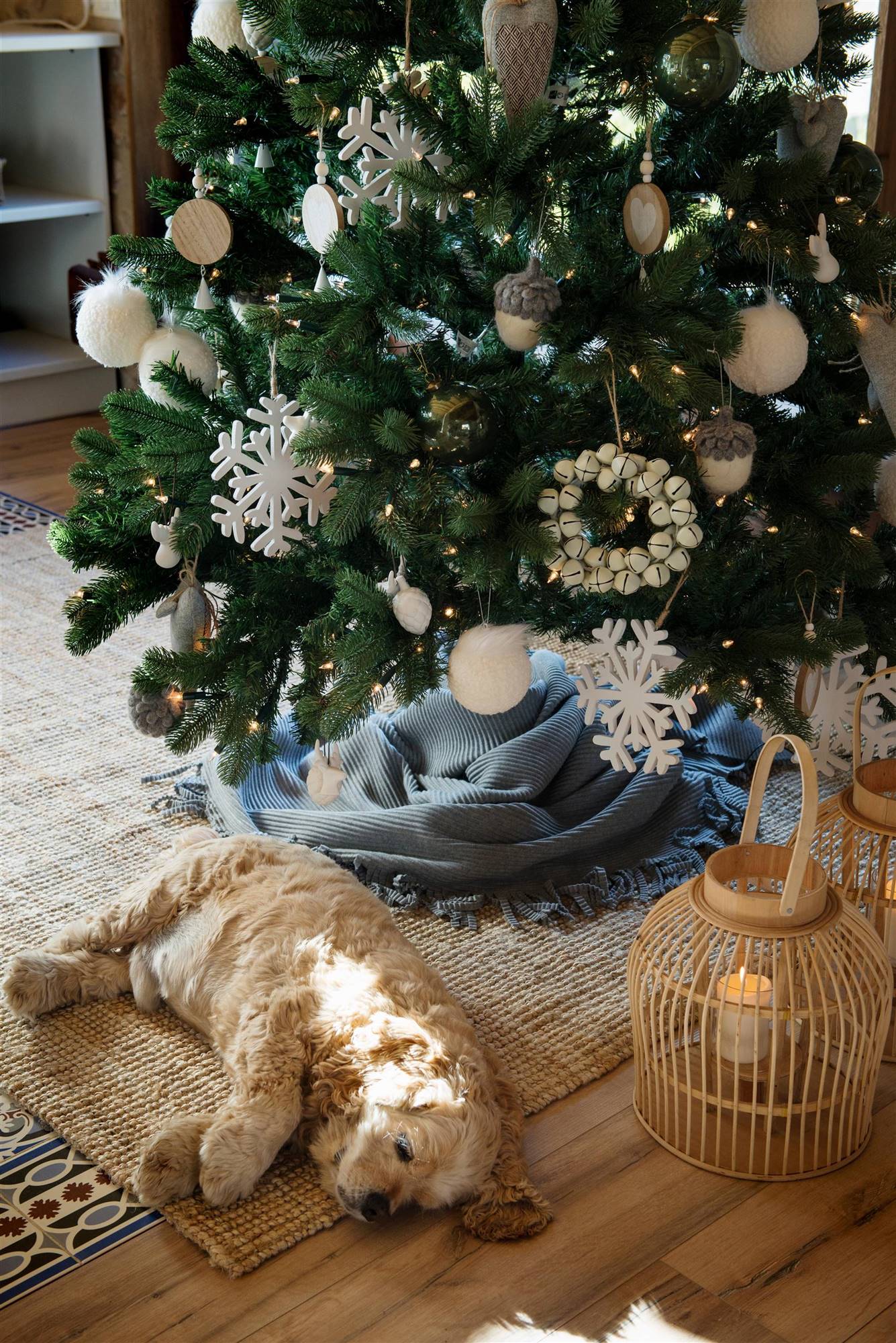 Árbol de Navidad muy natural con adornos de madera. 