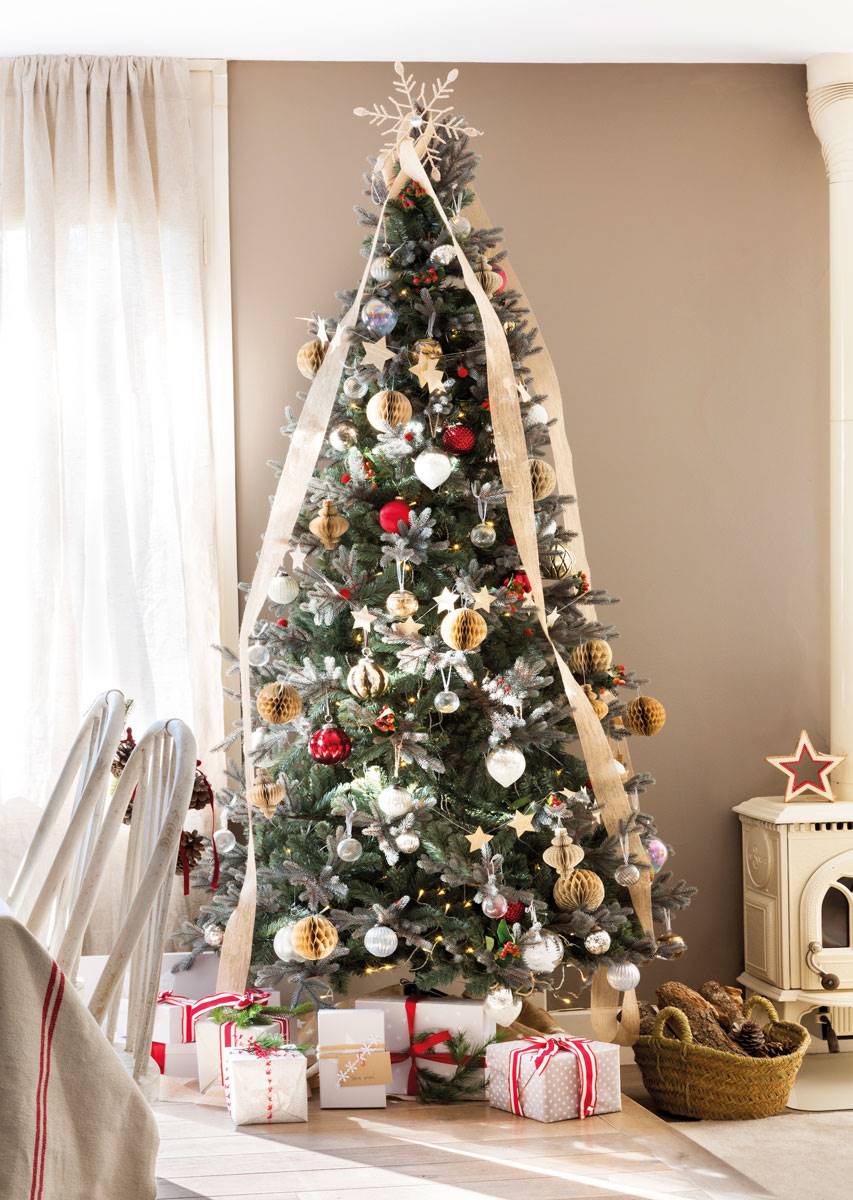Árbol de Navidad, bolas rojas, blancas y transparentes y copo encima del árbol.