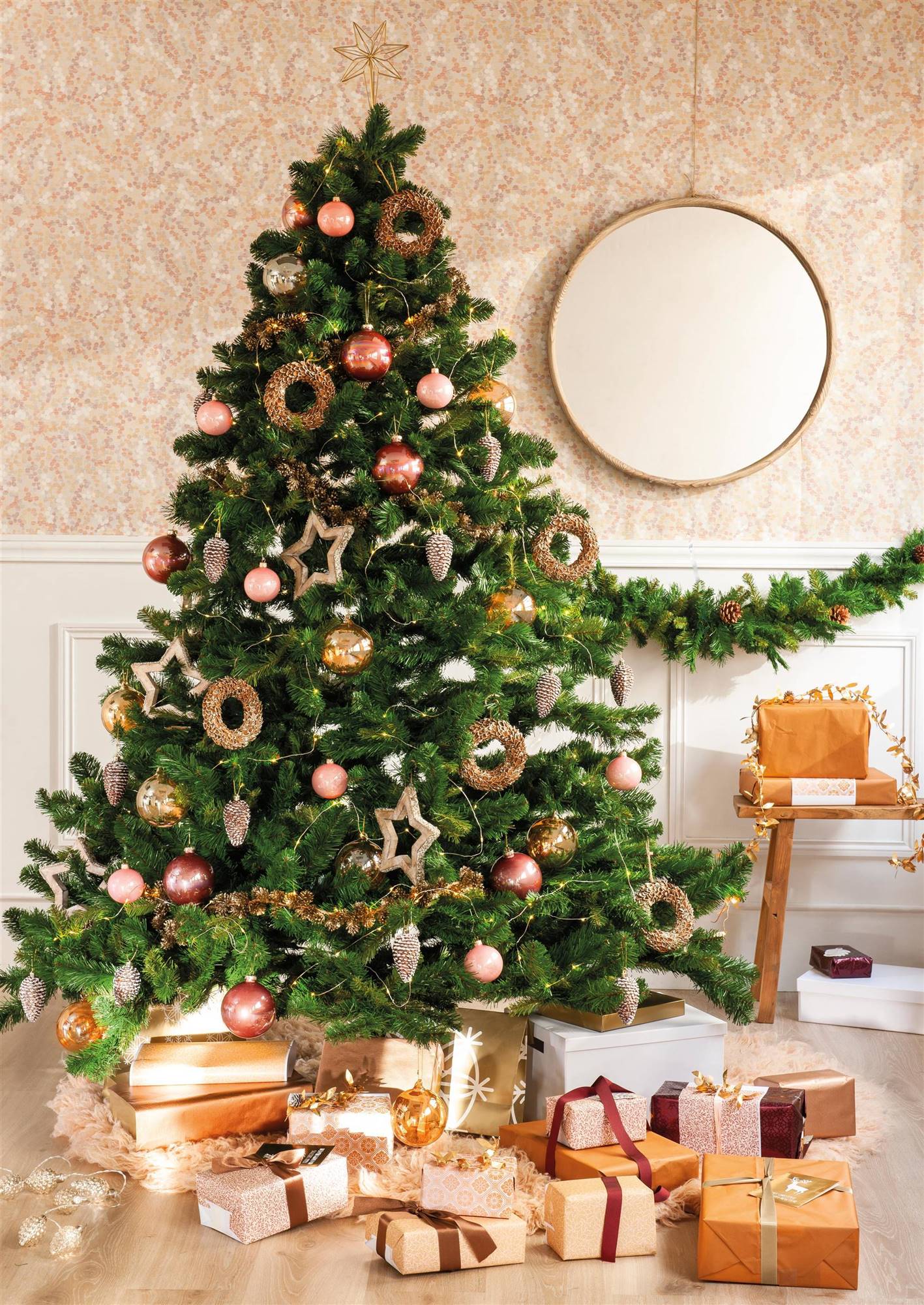 Árbol de Navidad con adornos y regalos dorados.