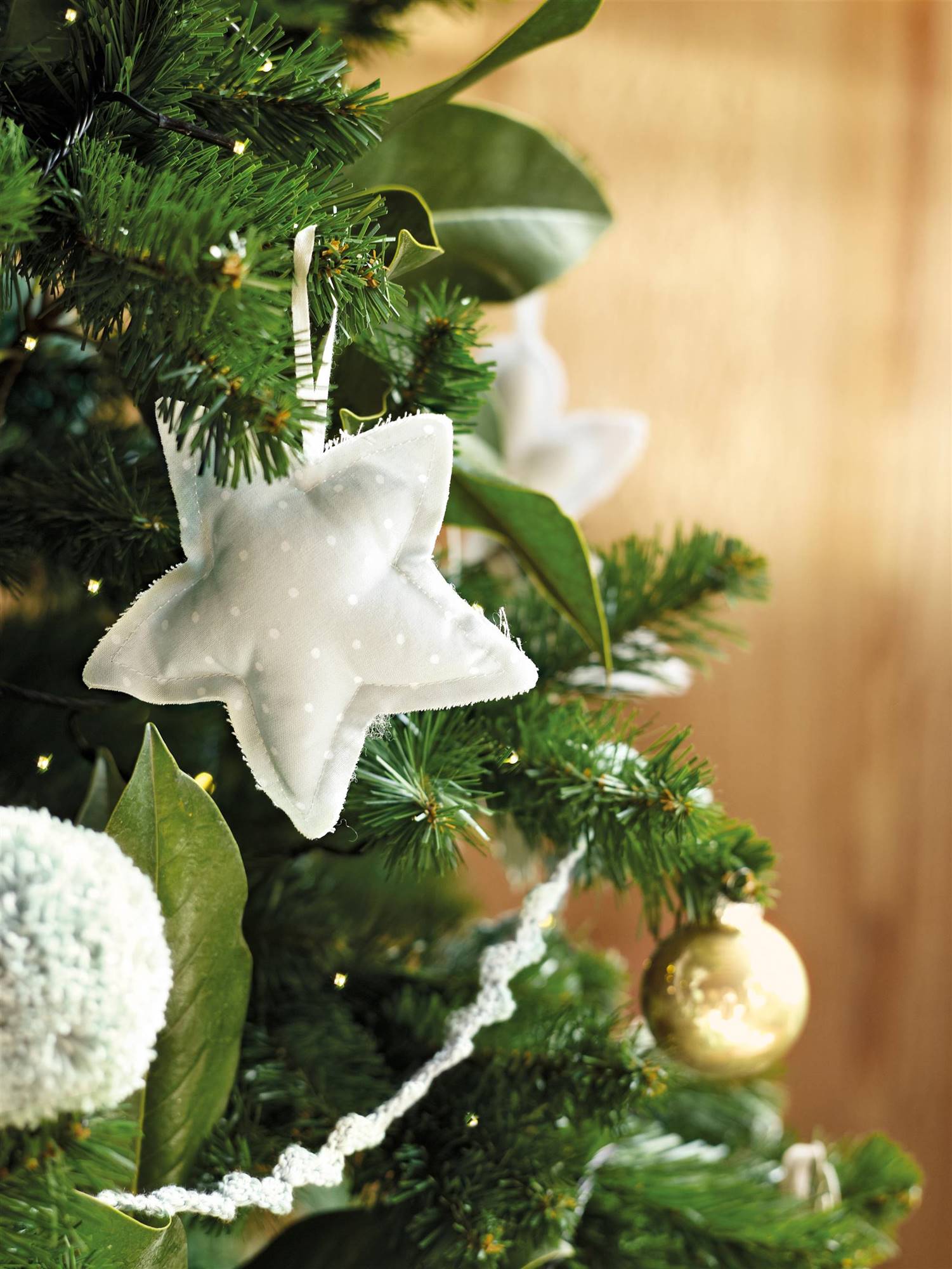 Árbol de Navidad con adornos de tela. 
