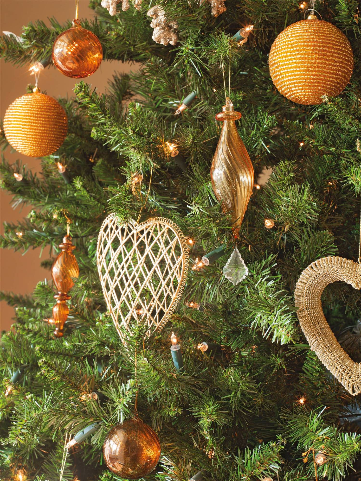 Árbol de Navidad con adornos dorados y de plata. 