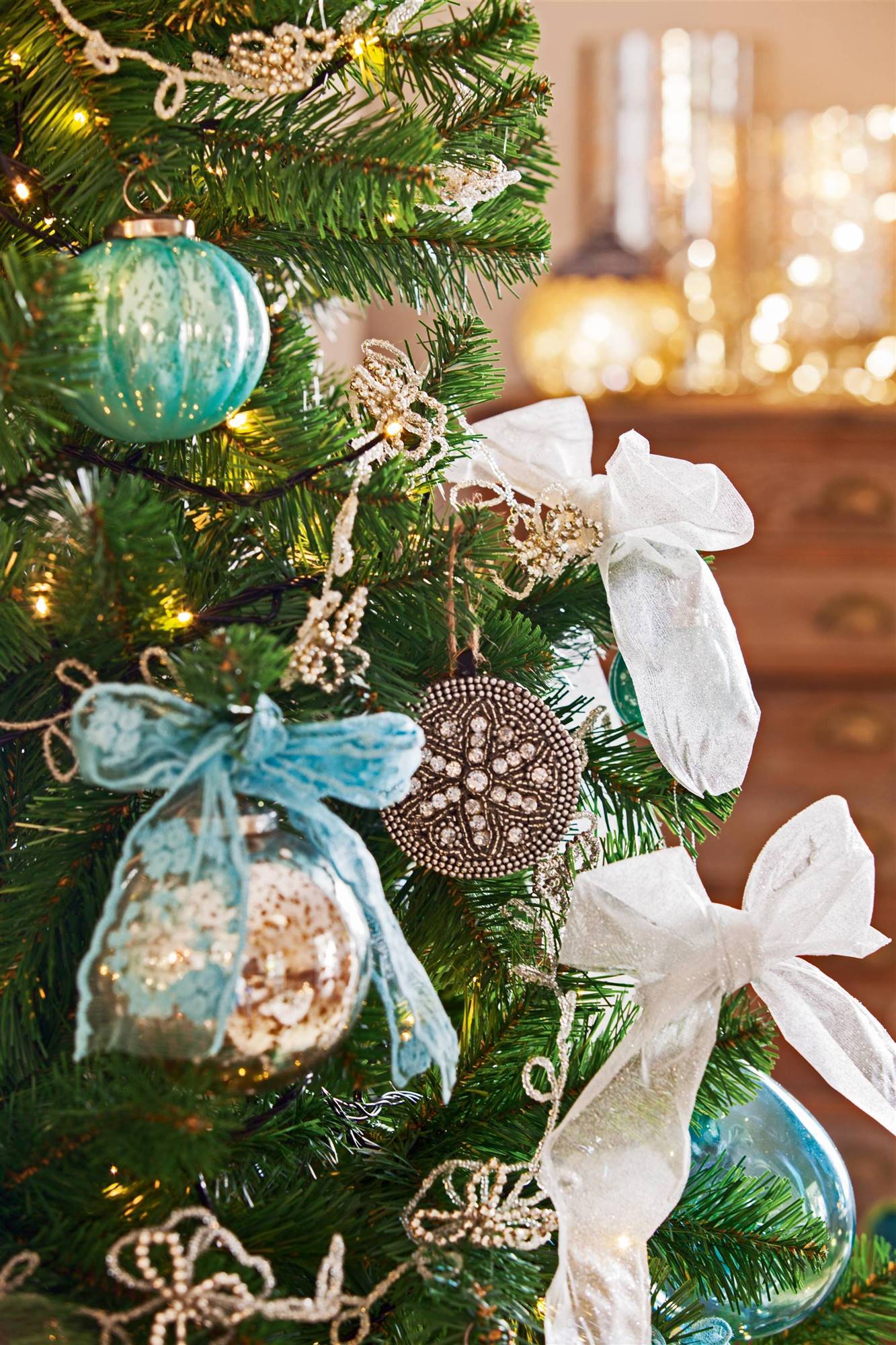 Árbol de Navidad con adornos en plata y azul. 