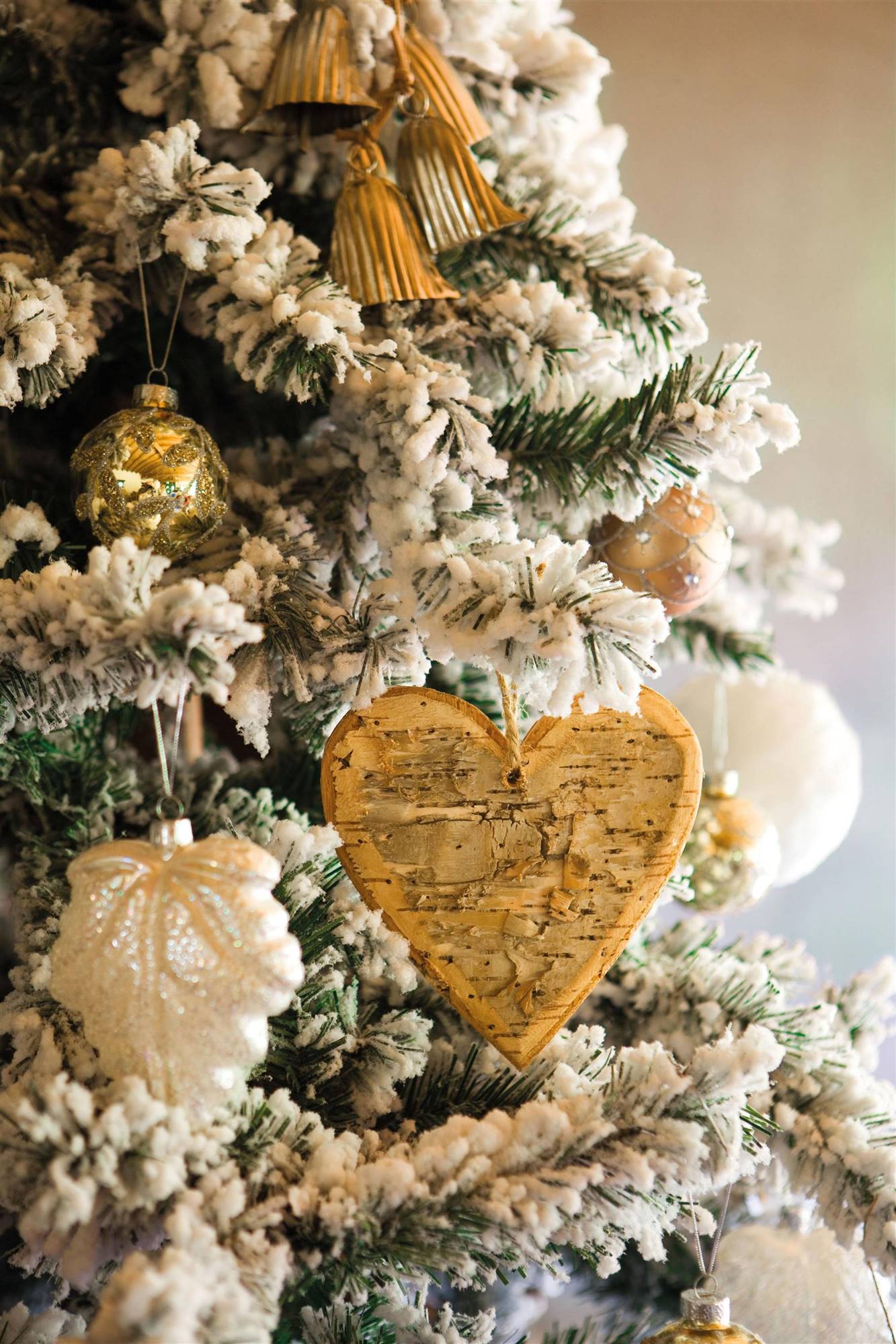 Árbol de Navidad con corazones de corcho y madera. 
