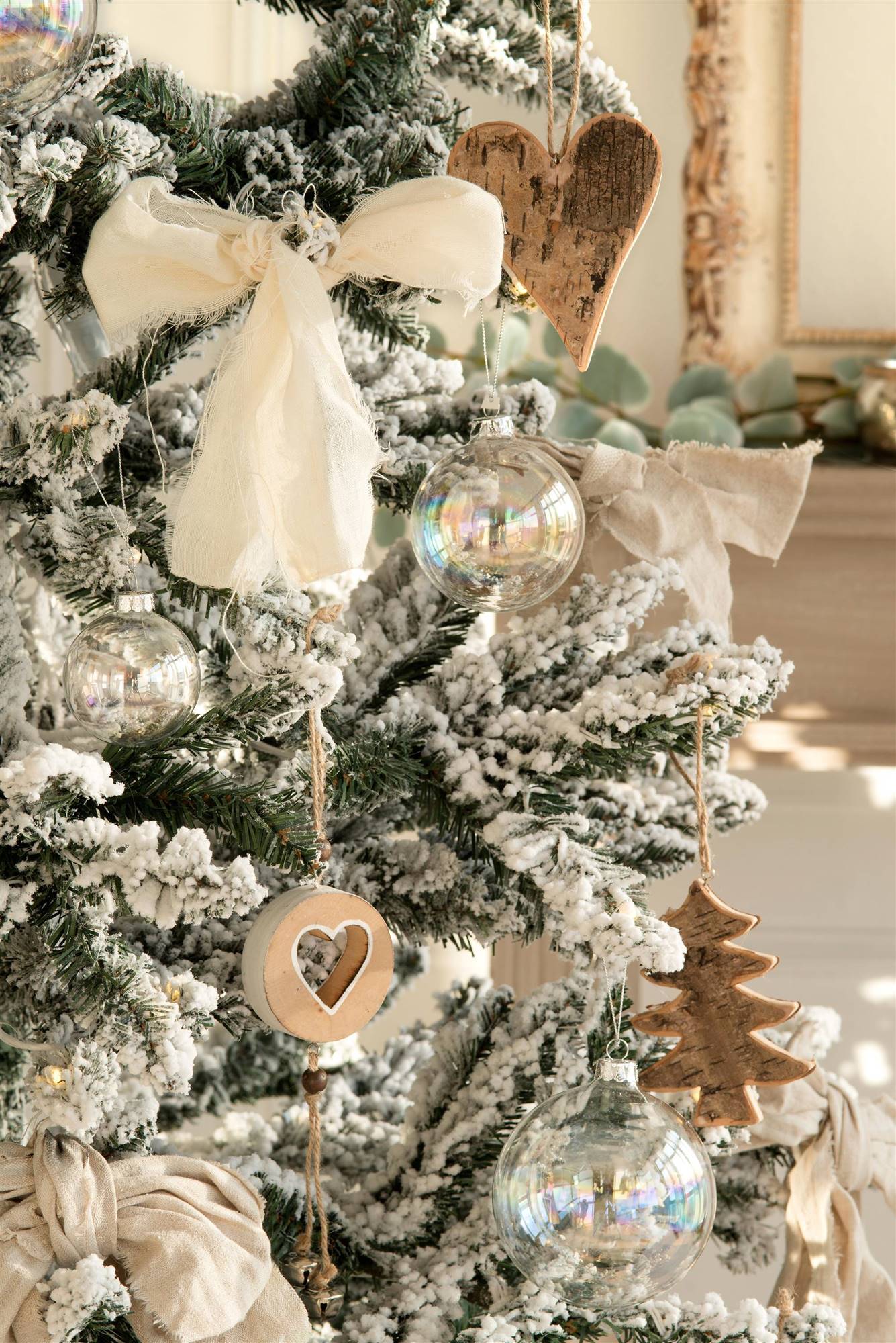 Árbol de Navidad con adornos de lazos y de corcho. 