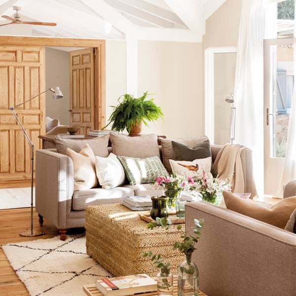 Dilema decorativo: ¿sofá pegado a la pared o de espaldas a la puerta? 
