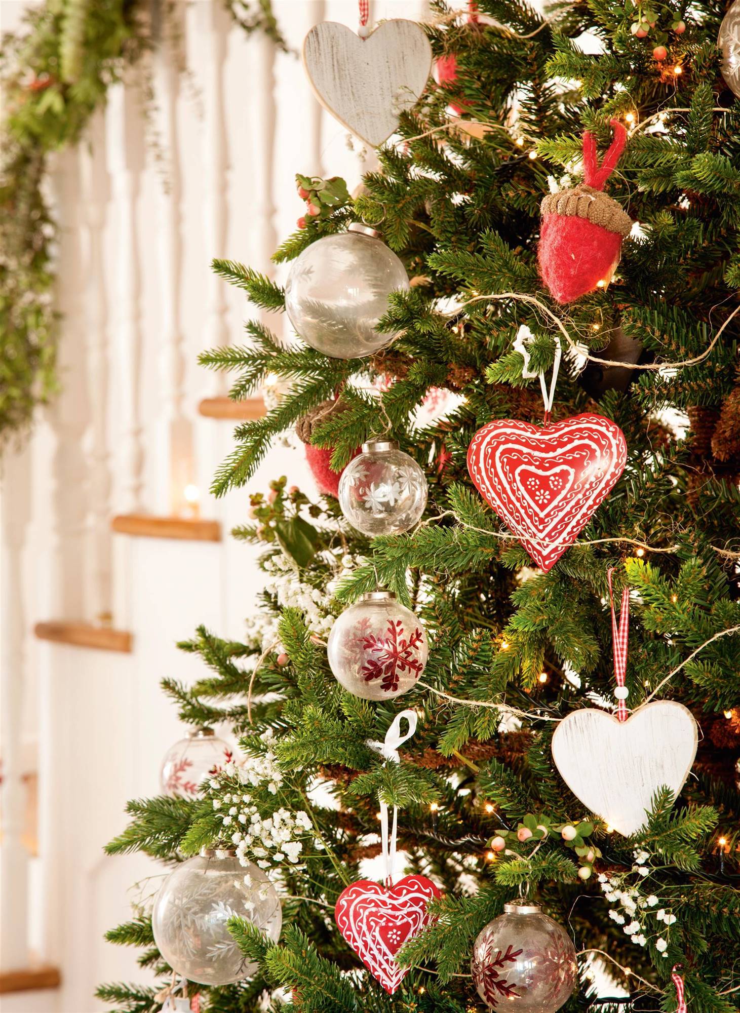 Árbol de Navidad tradicional con bellotas de fieltro.