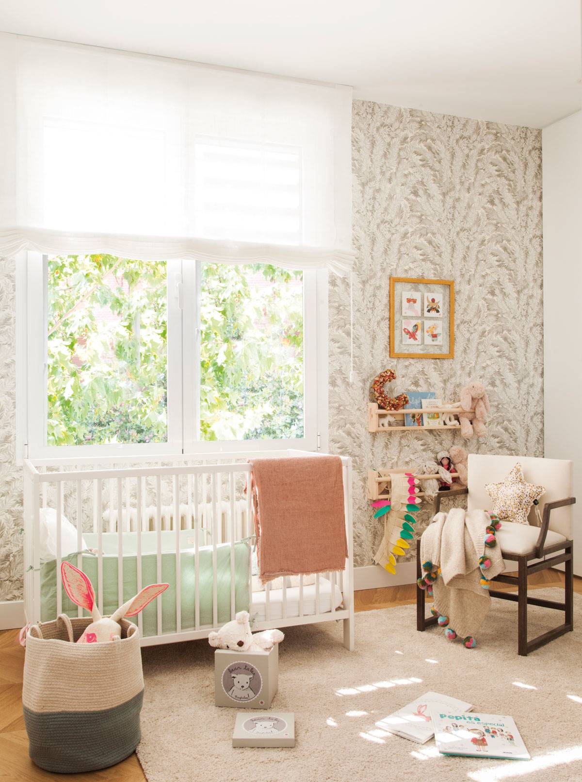 Dormitorio de bebé con cuna, papel pintado, alfombra y juguetes 501850