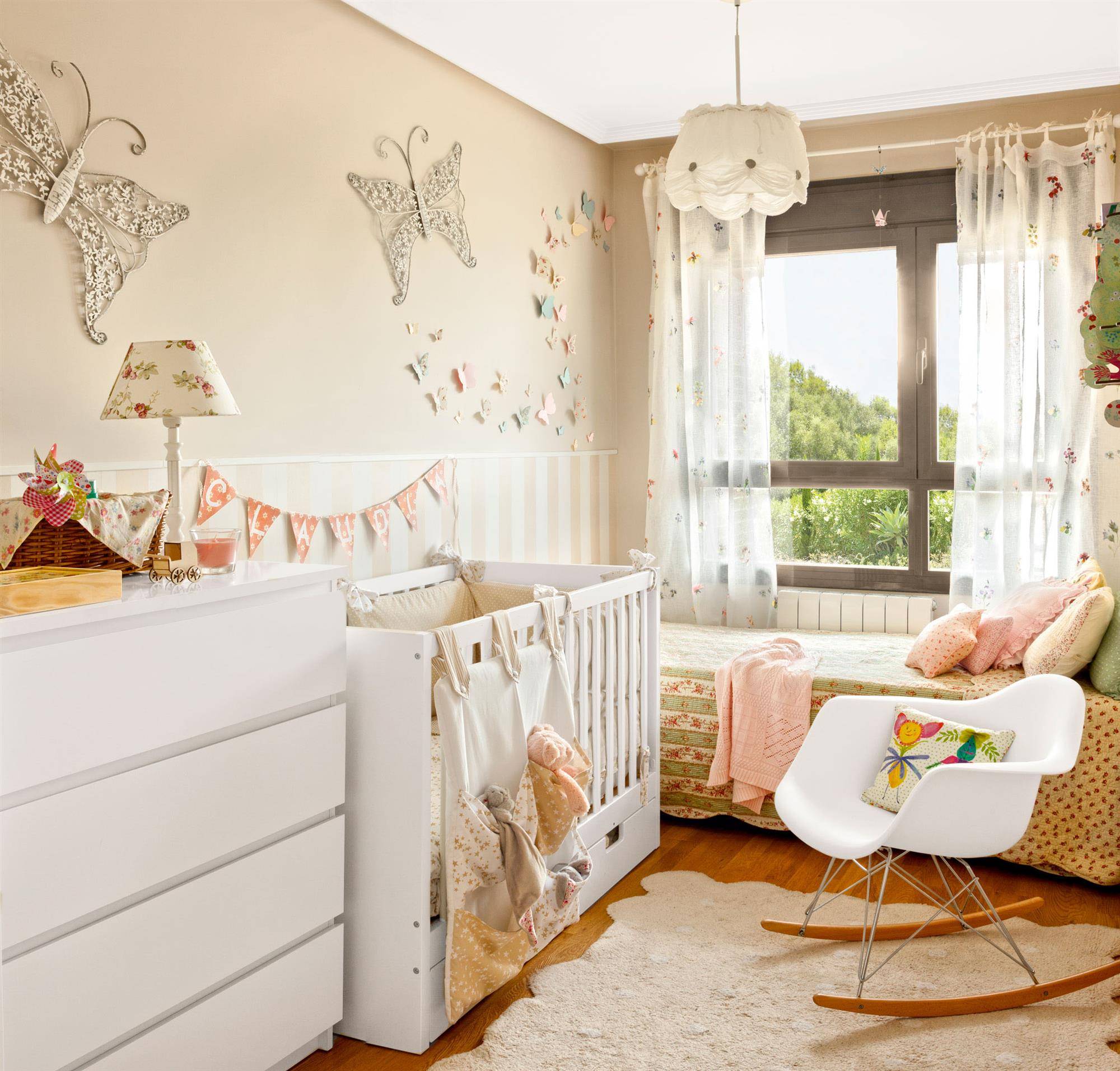 Habitación de bebé con muebles blancos y mecedora 00390745 81059f77