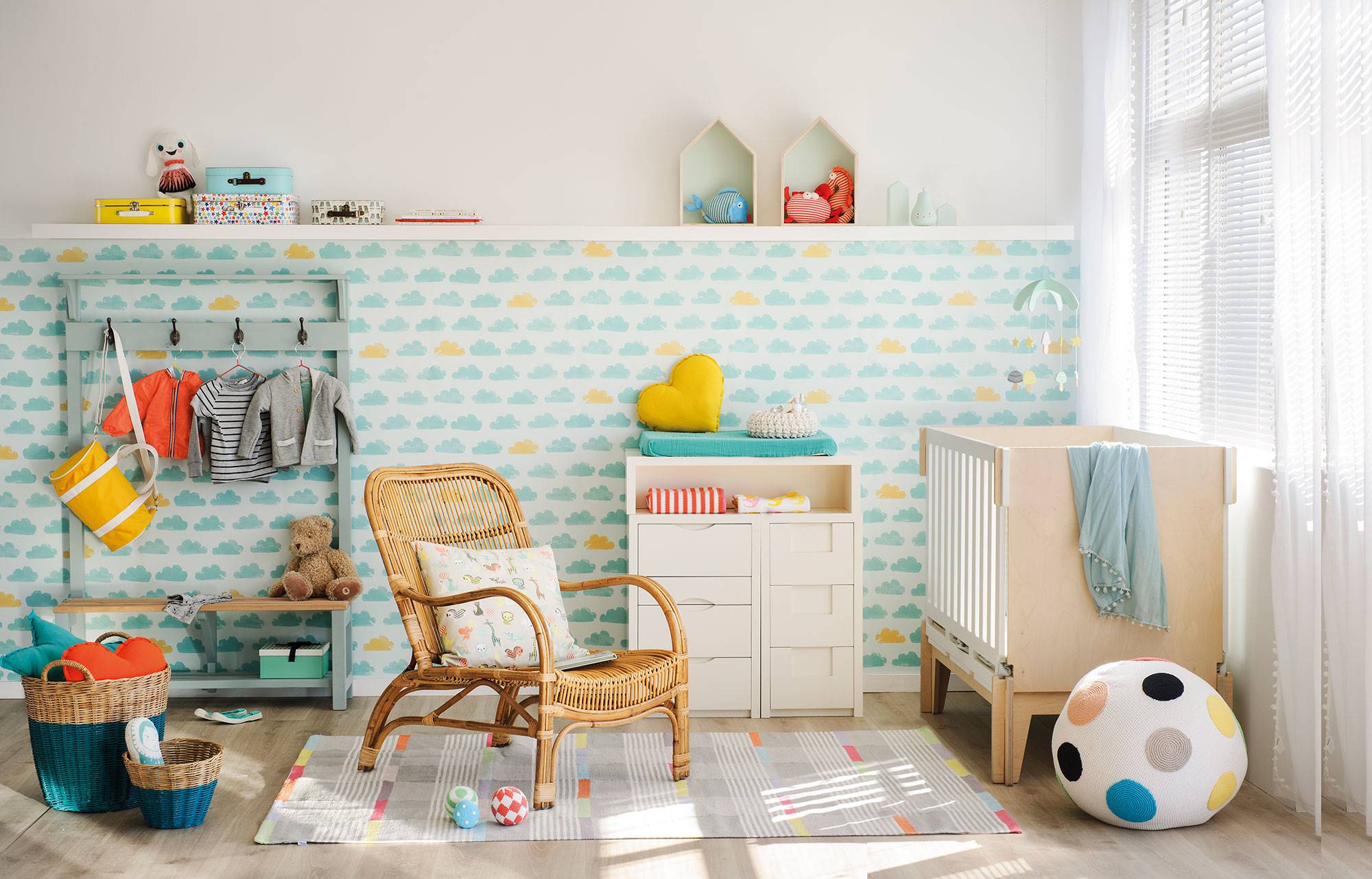 Habitación infantil con cuna y pared con papel pintado 445856