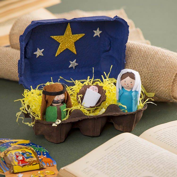 Belén de Navidad diseñado en una caja de huevos en Pinterest.