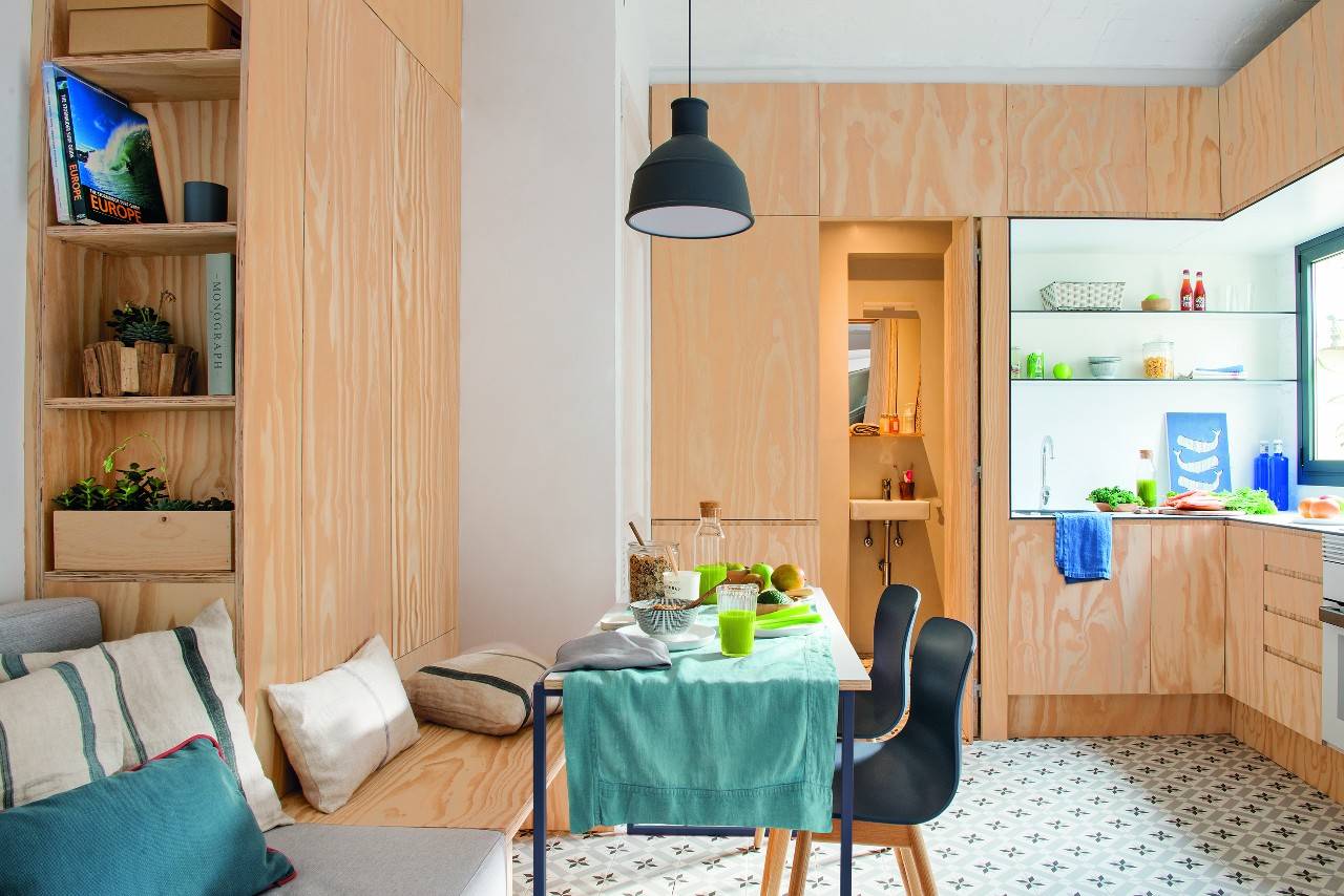 Salón comedor con cocina panelada de madera en piso pequeño