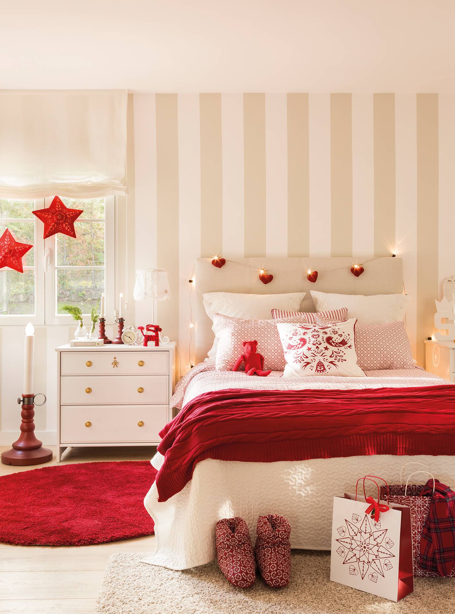 Dormitorio con decoración navideña en color rojo H8B2325