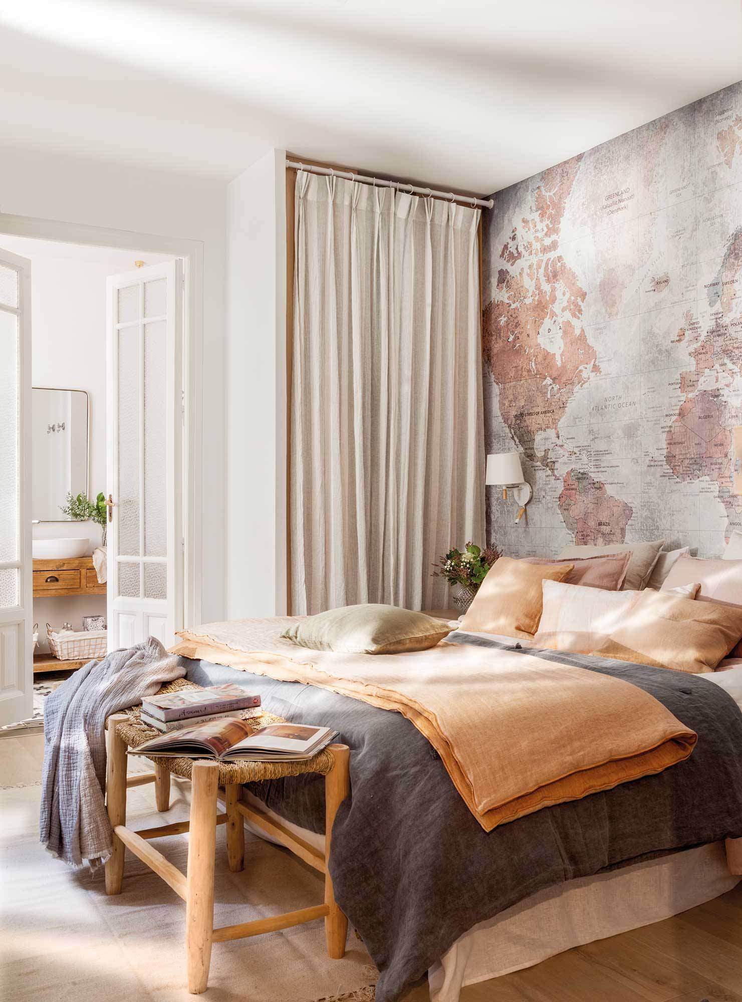 Dormitorio con mural de mapamundi en la pared del cabecero y armario cerrado con cortinas_00498883