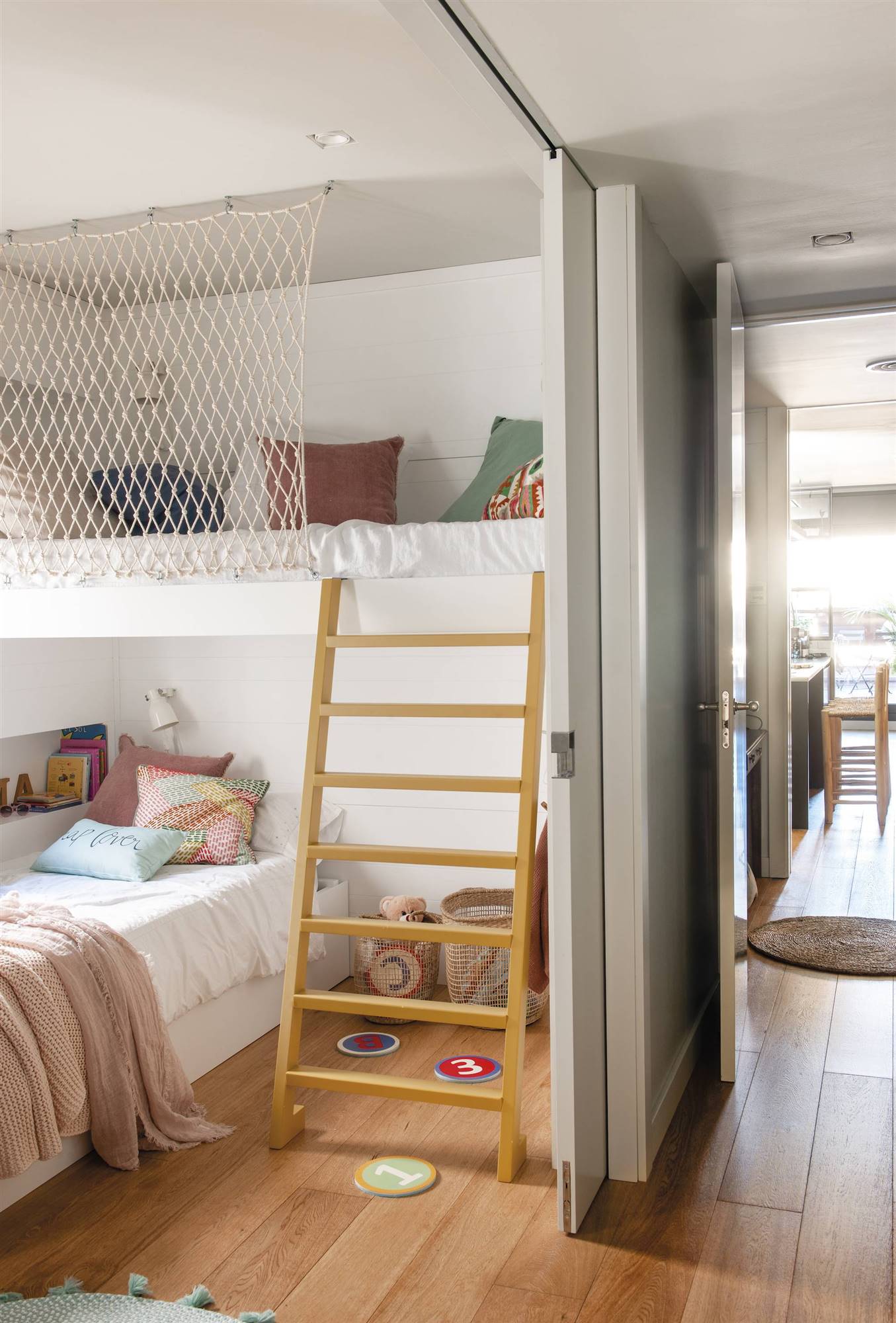 Habitación infantil con litera y puerta corredera_00501699
