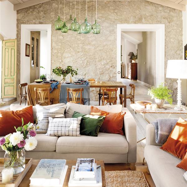Los muebles de mercadillos, rastros y anticuarios son la esencia de esta casa en Segovia