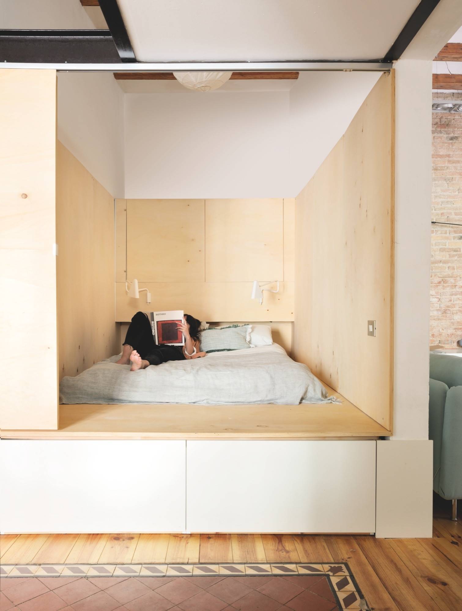 Dormitorio cápsula revestido de madera