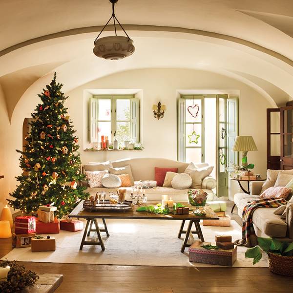 Salón abovedado con árbol de Navidad y regalos