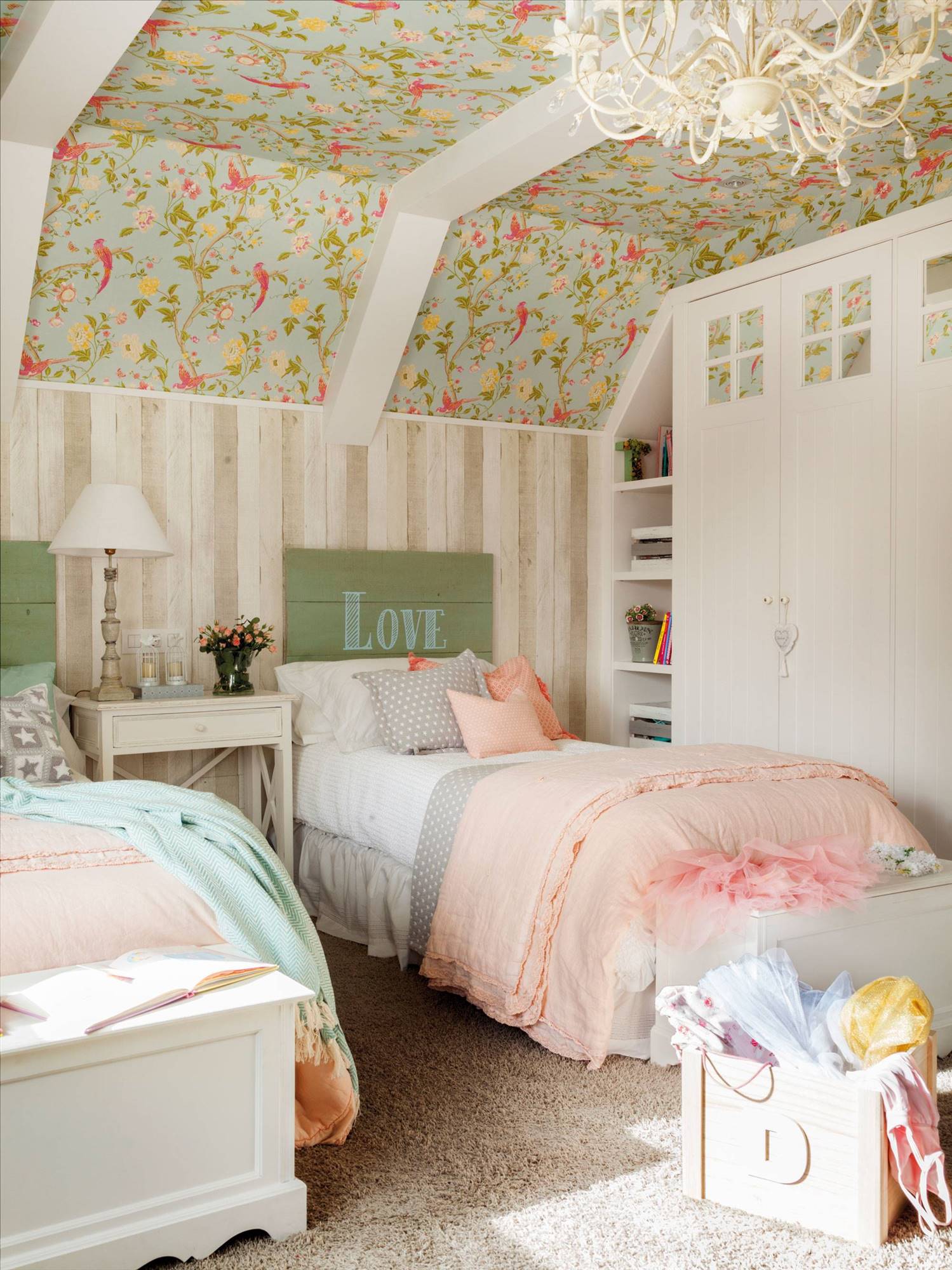 Habitación infantil con dos camas, armario empotrado y techo decorado con papel pintado floral 00455059