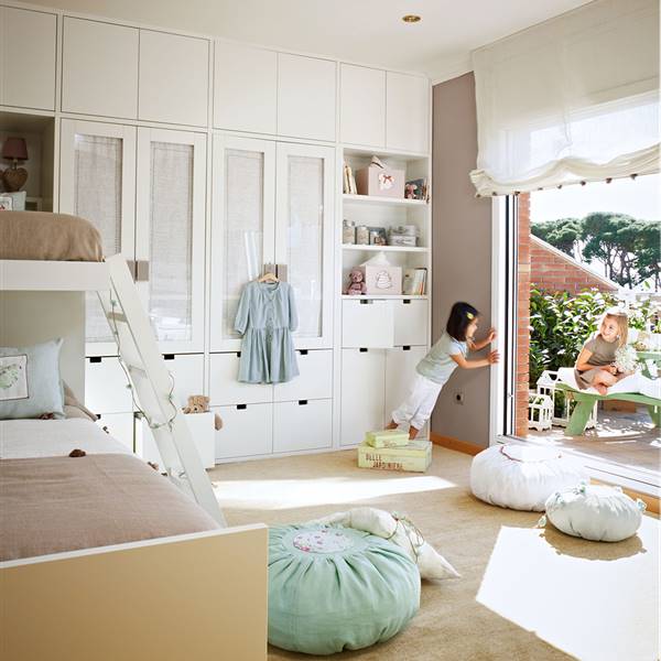 Dormitorio infantil con gran armario empotrado