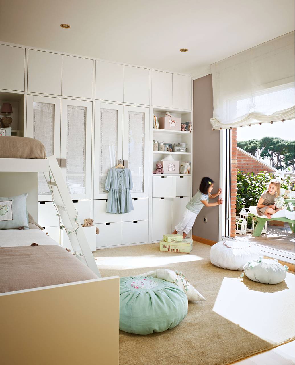 Dormitorio infantil con gran armario empotrado