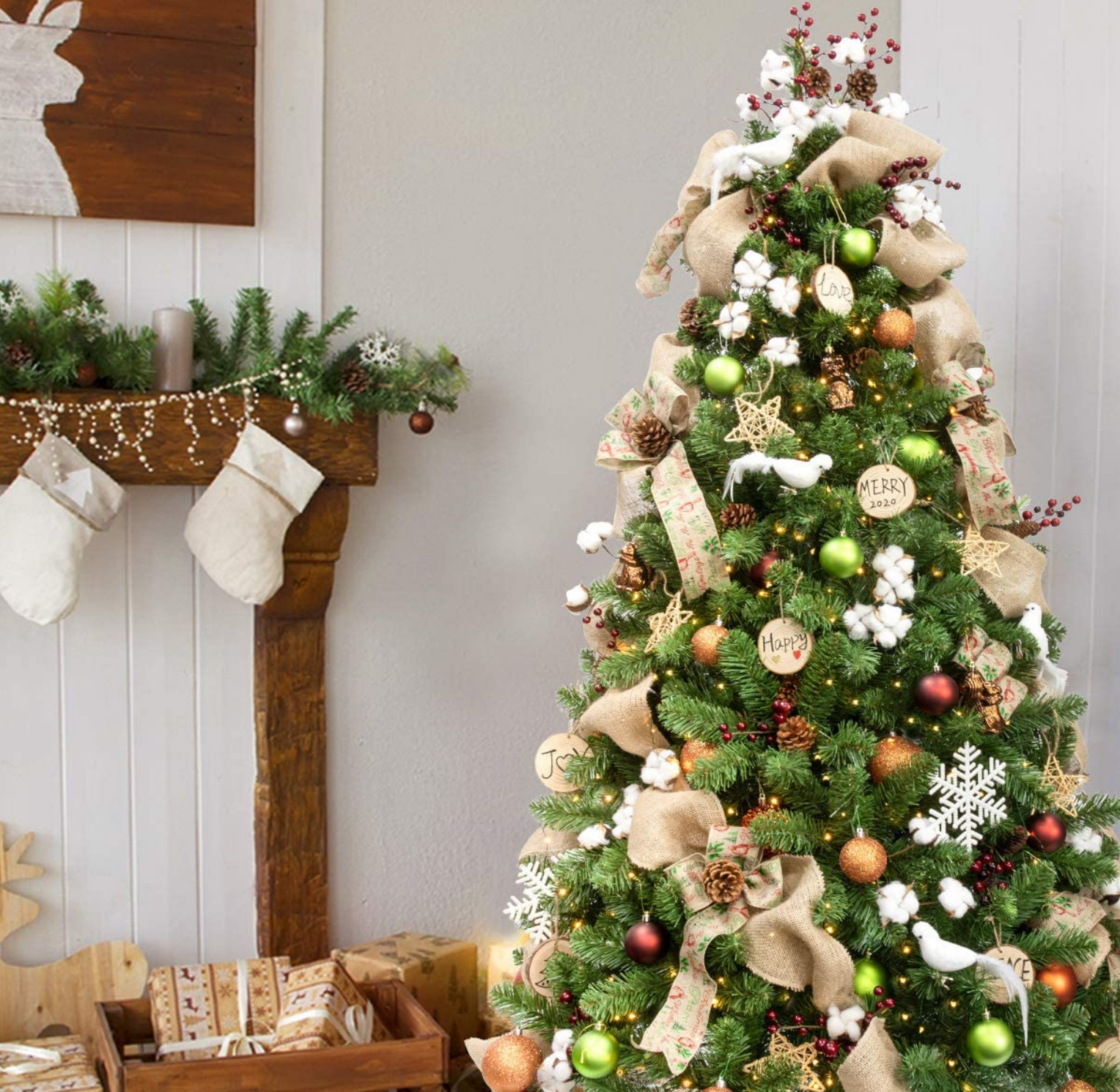 Árbol de Navidad con adornos de madera. 