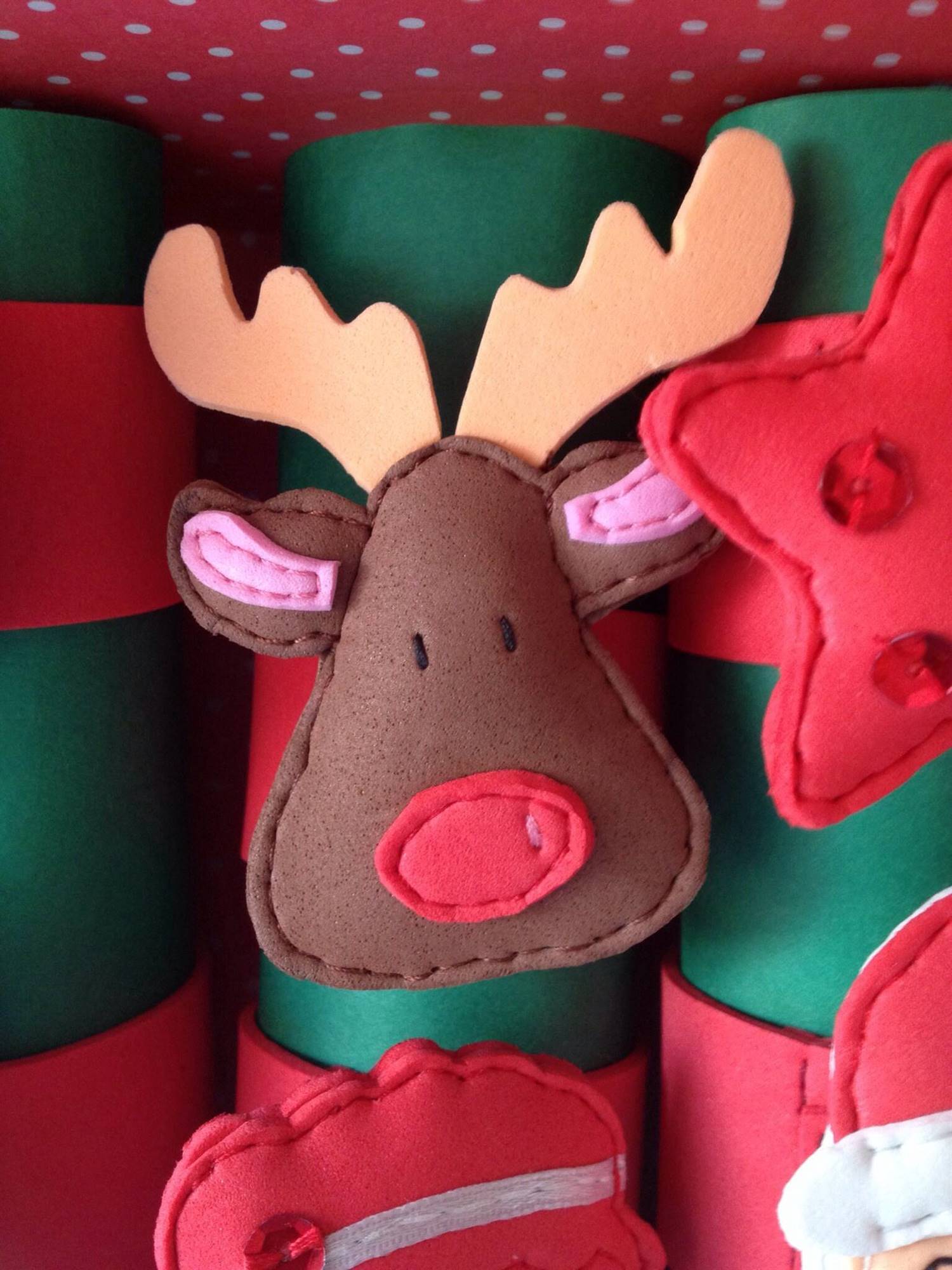 Servilletero navideño hecho con goma eva con forma de reno visto en Pinterest