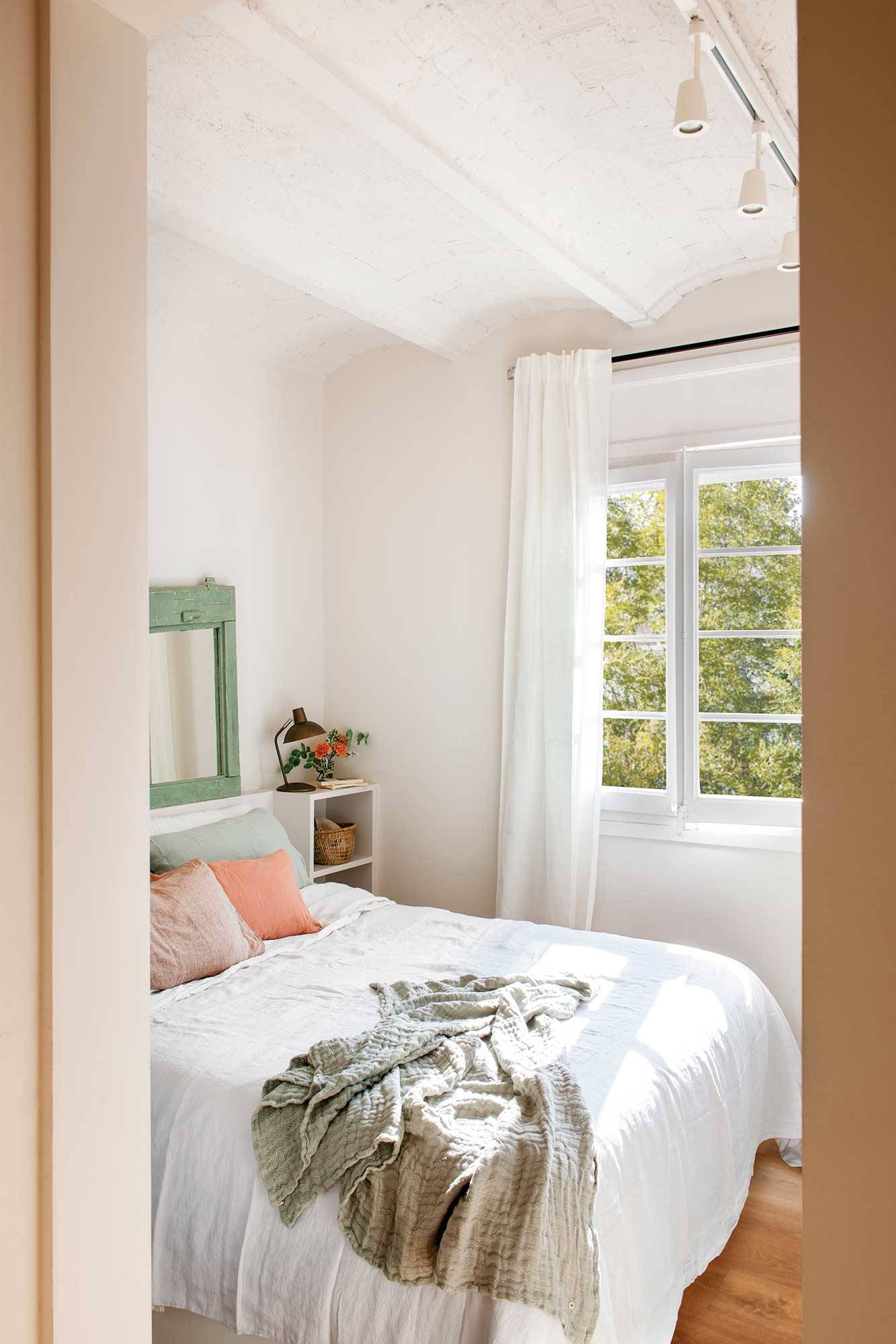 Dormitorio pequeño con cortinas blancas_00513343