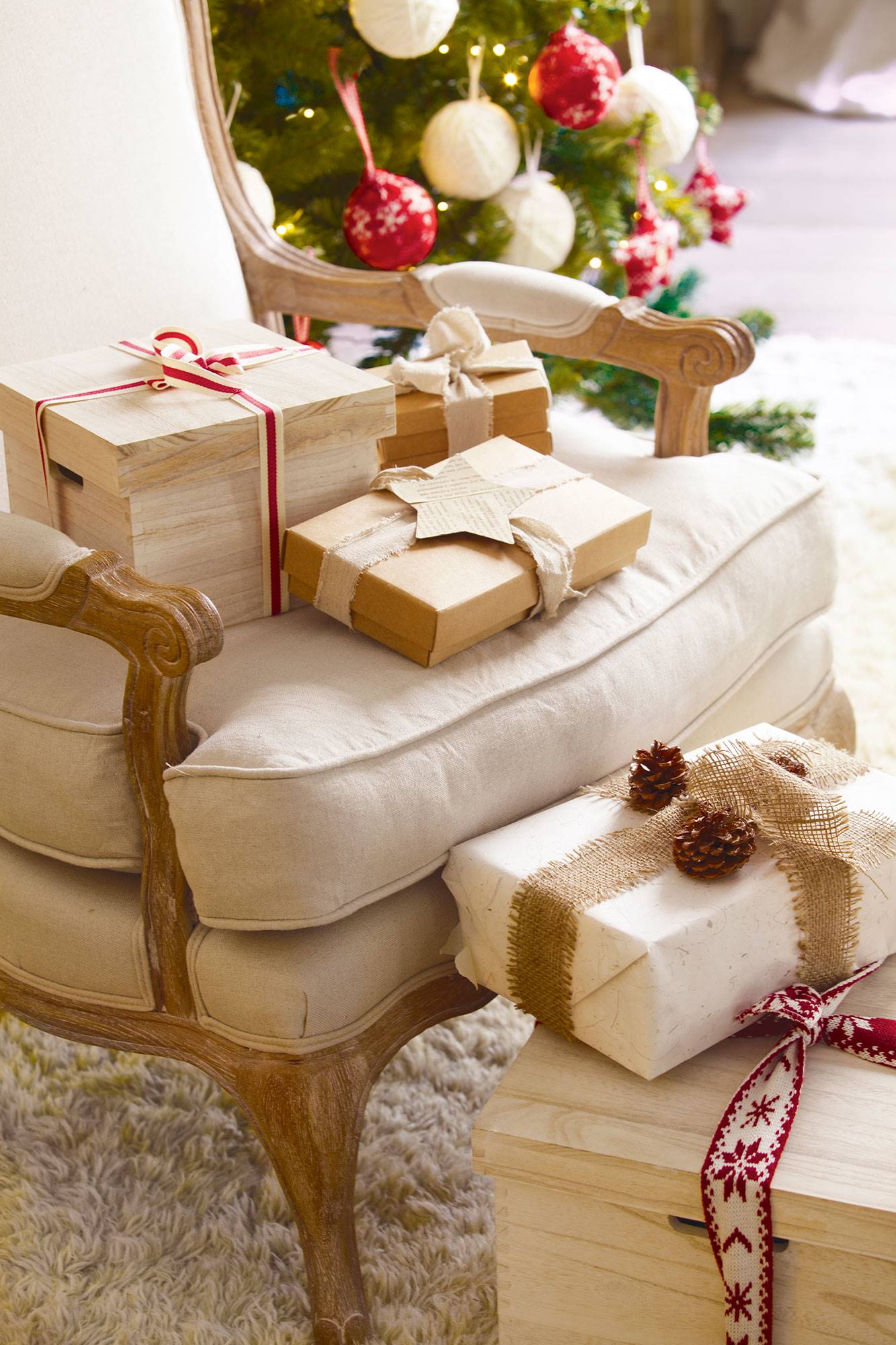 Detalle de regalos de Navidad con cajas de madera y de cartón