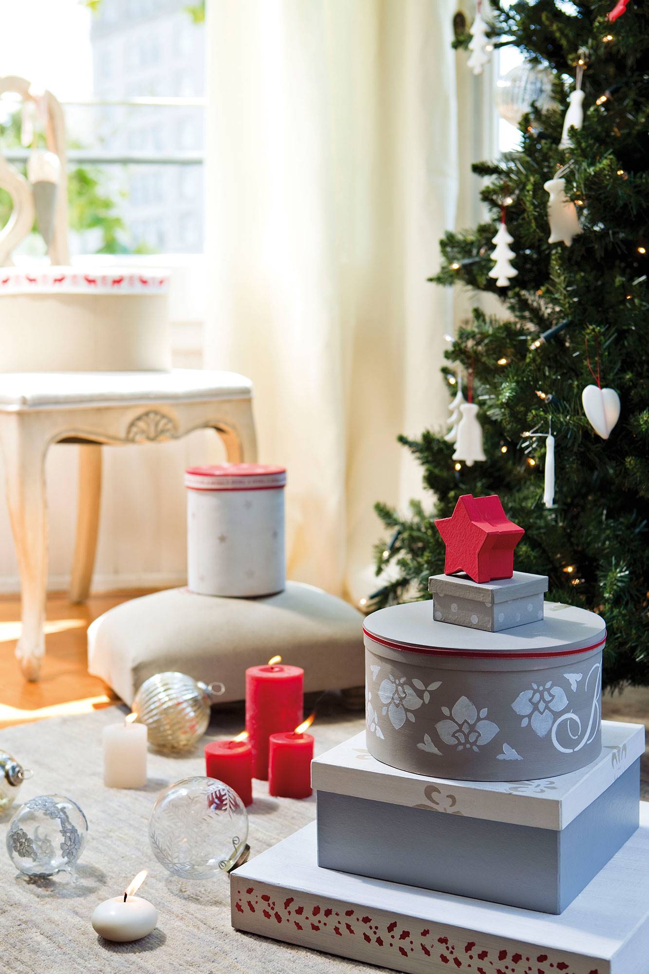 Detalle de regalos de Navidad decorados con esténcil