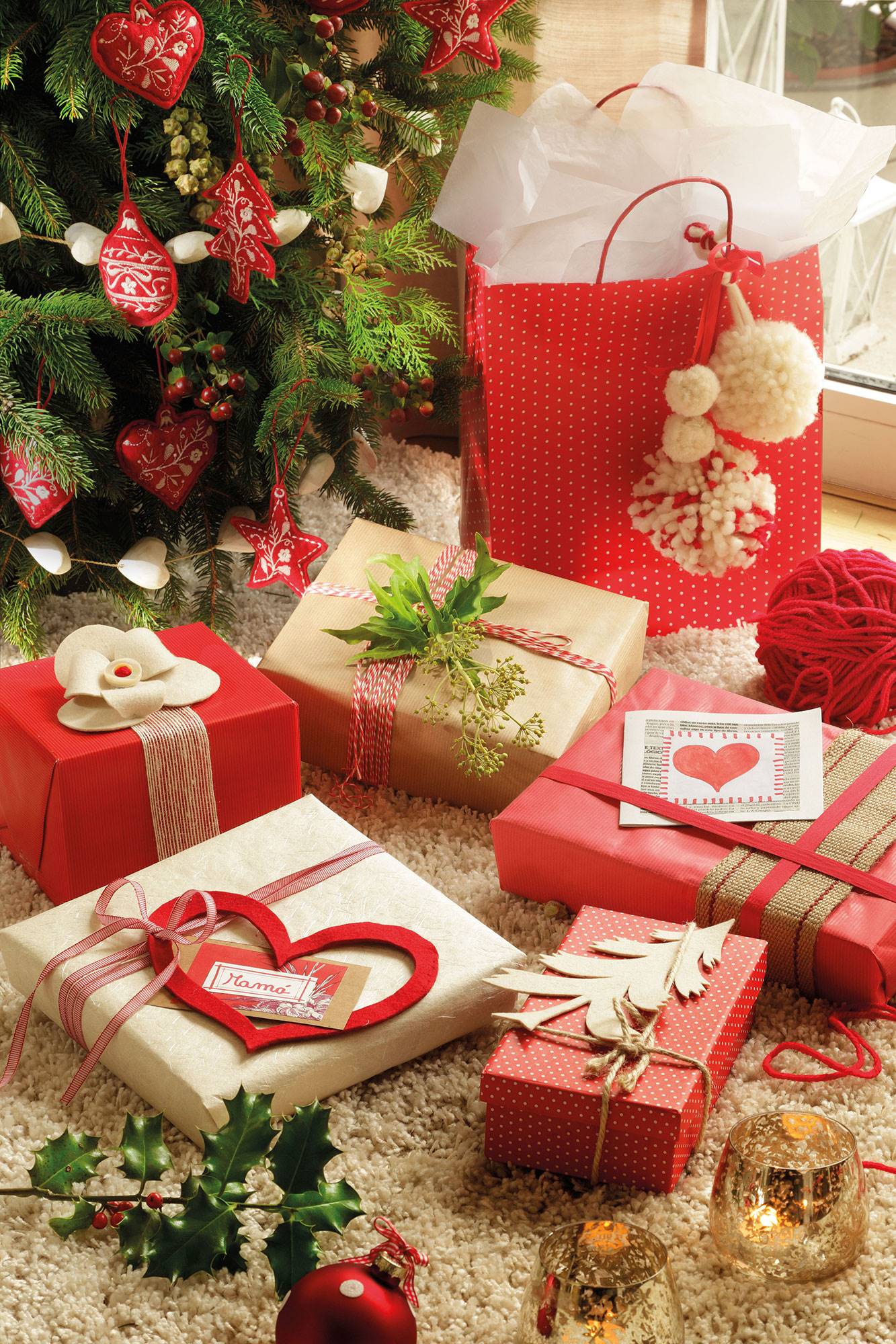 Detalle de regalos de Navidad junto al árbol decorados con detalles de fieltro, de papel y motivos vegetales