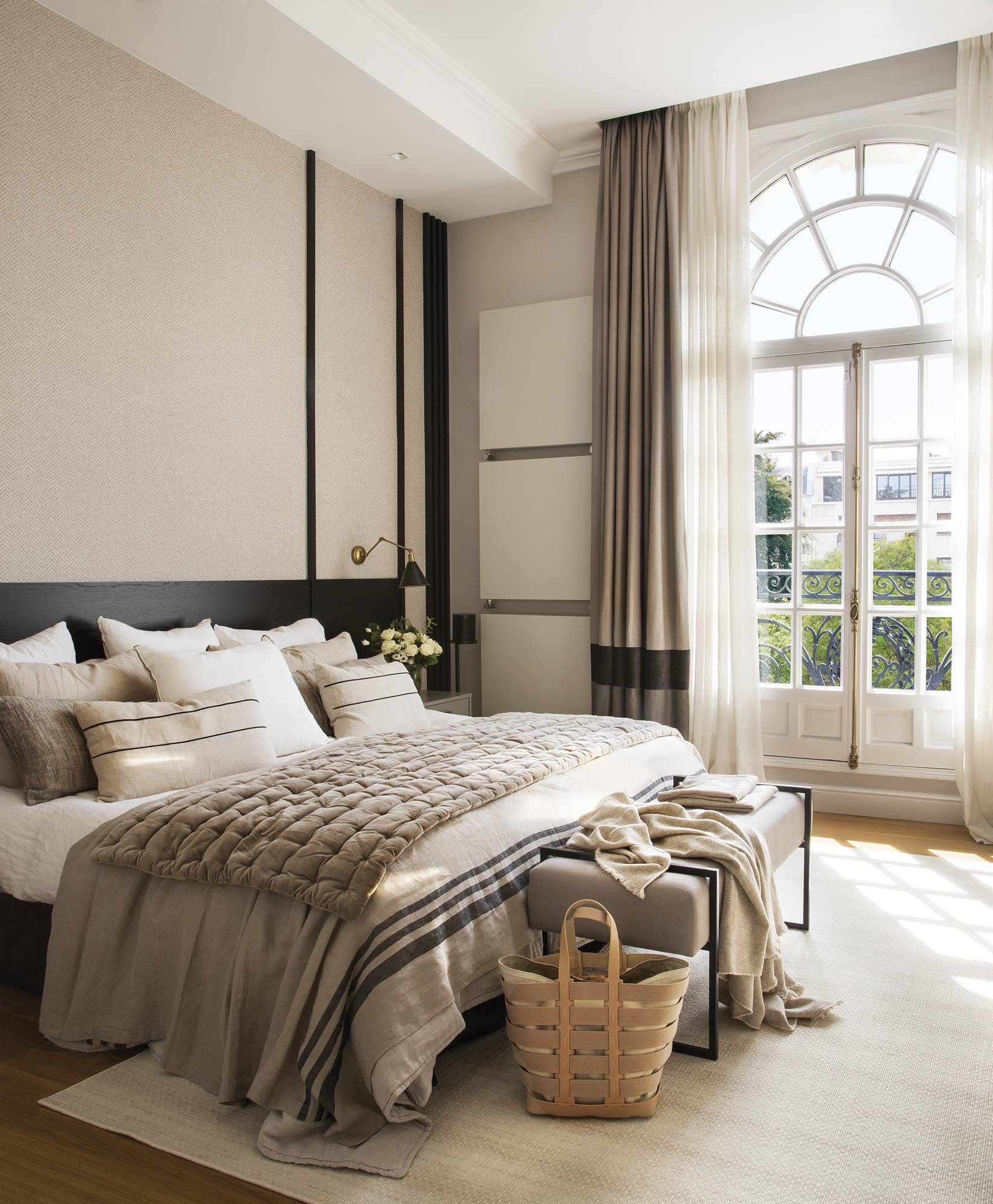 Dormitorio moderno con gran ventanal con cuarterones