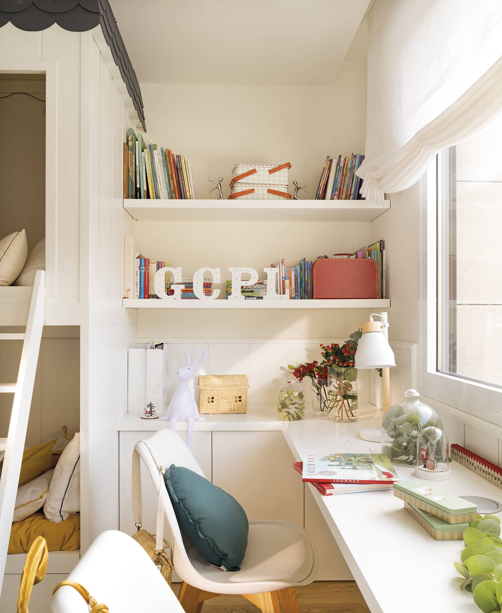 Zona de estudio de habitación infantil con escritorio y estantería