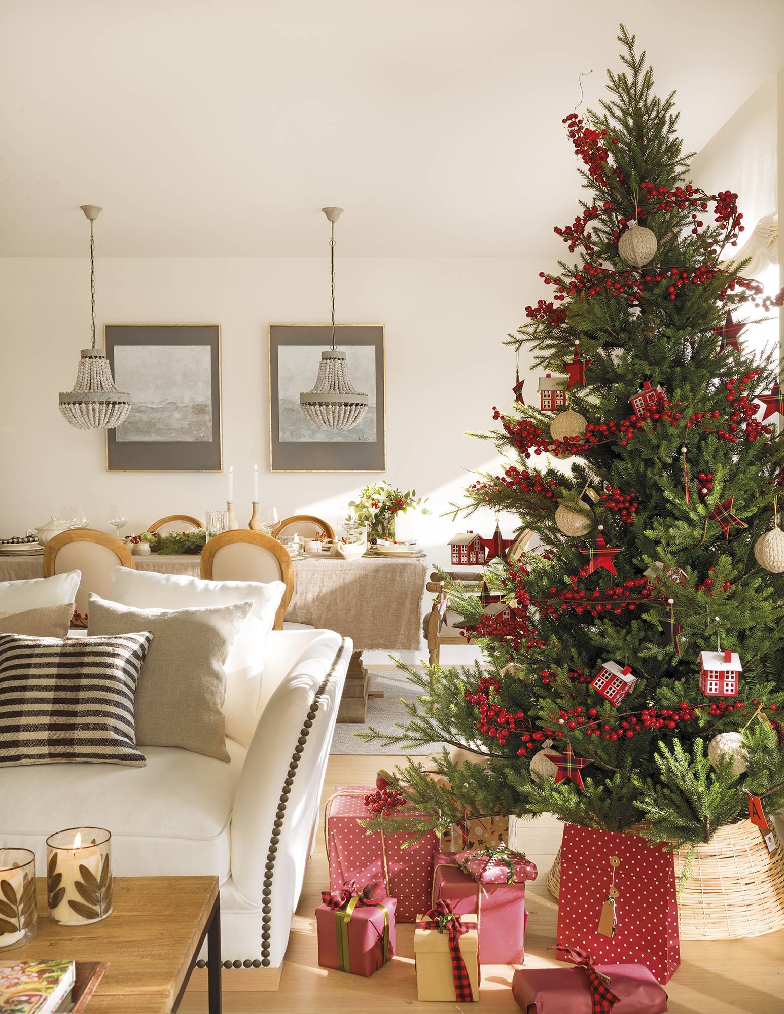 salón comedor de Navidad con árbol vestido de rojo
