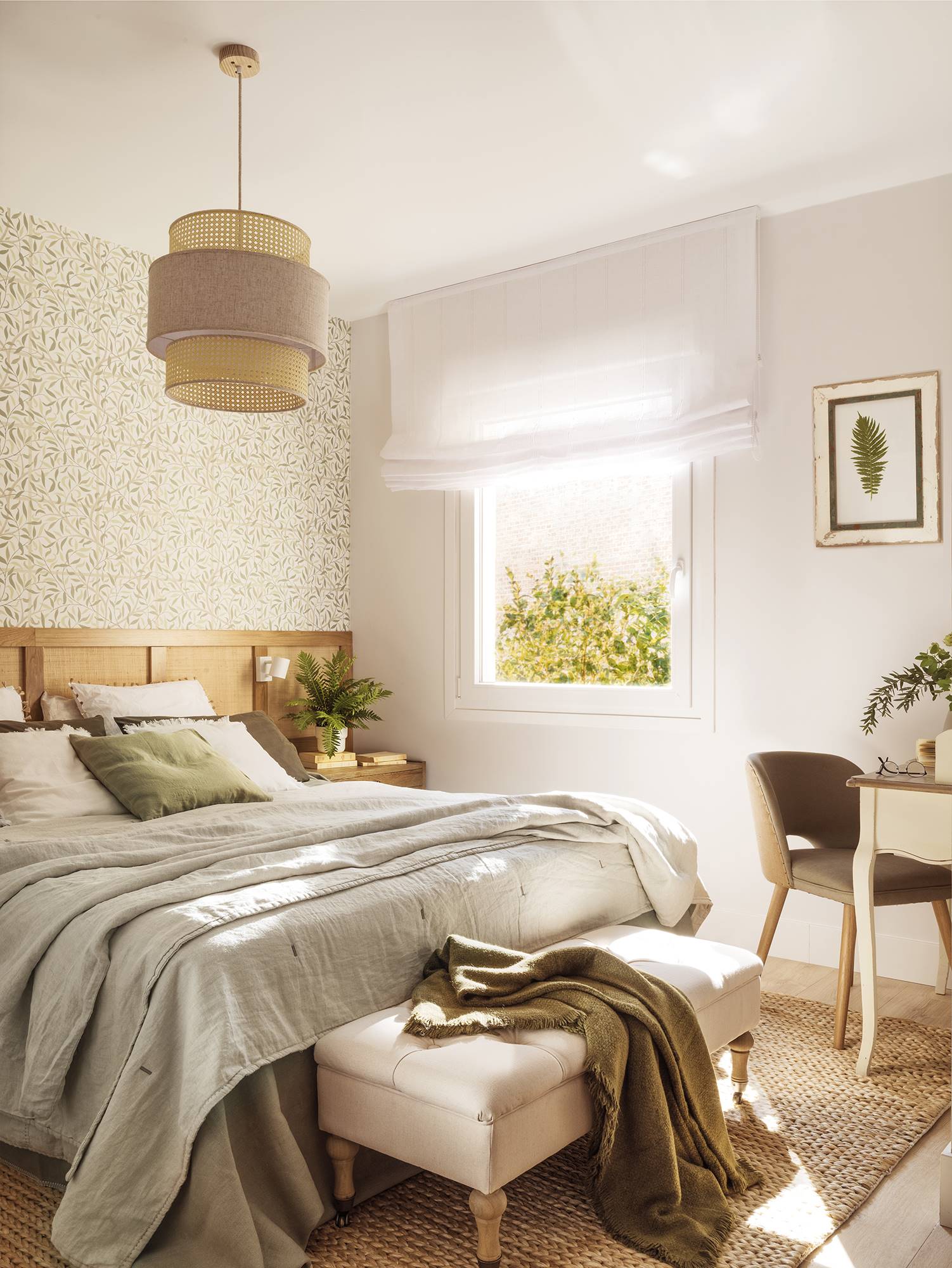 Dormitorio con cabecero de madera y papel pintado. 