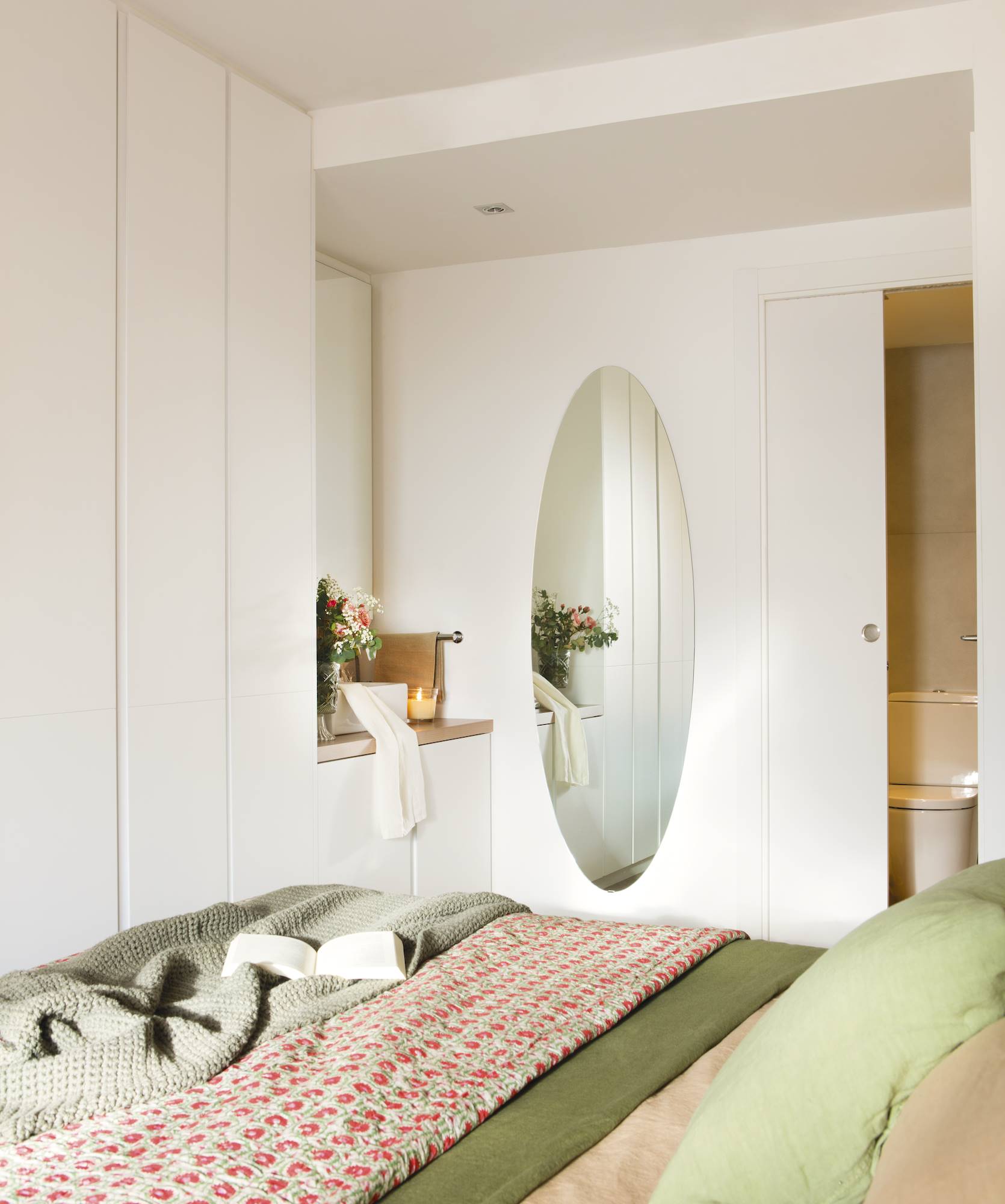 Dormitorio con armario empotrado en blanco y lavamanos-00449678