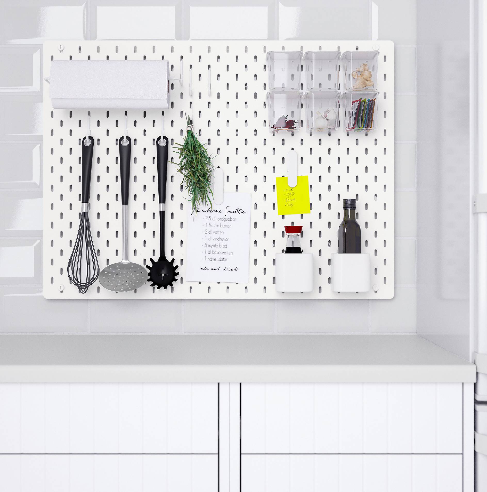 Tablero SKÅDIS de IKEA como almacenaje en la cocina