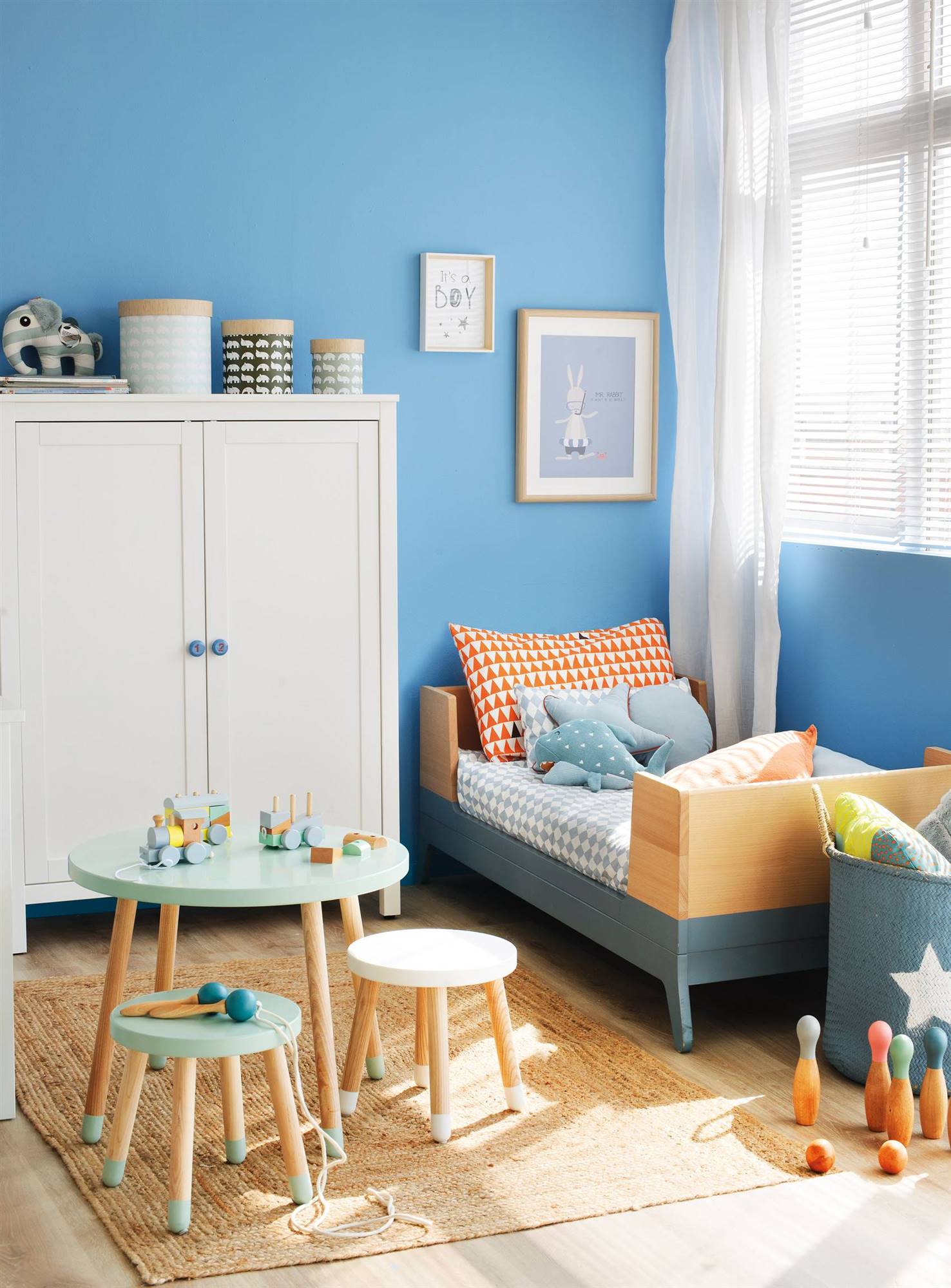 Habitación de bebé con pared azul y muebles pequeños 00472115