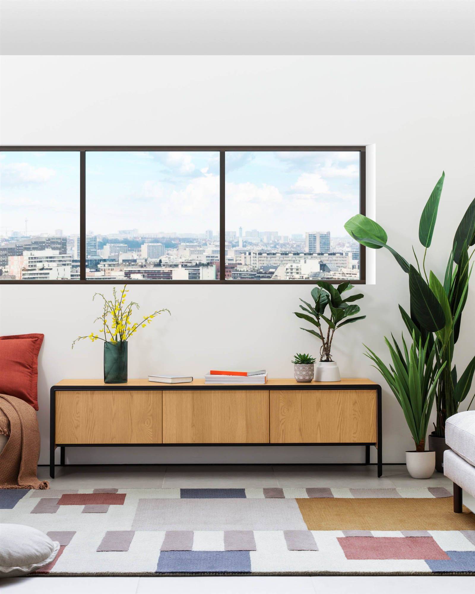 Mueble de televisión hecho con chapa de roble y estructura de acero de Kave Home