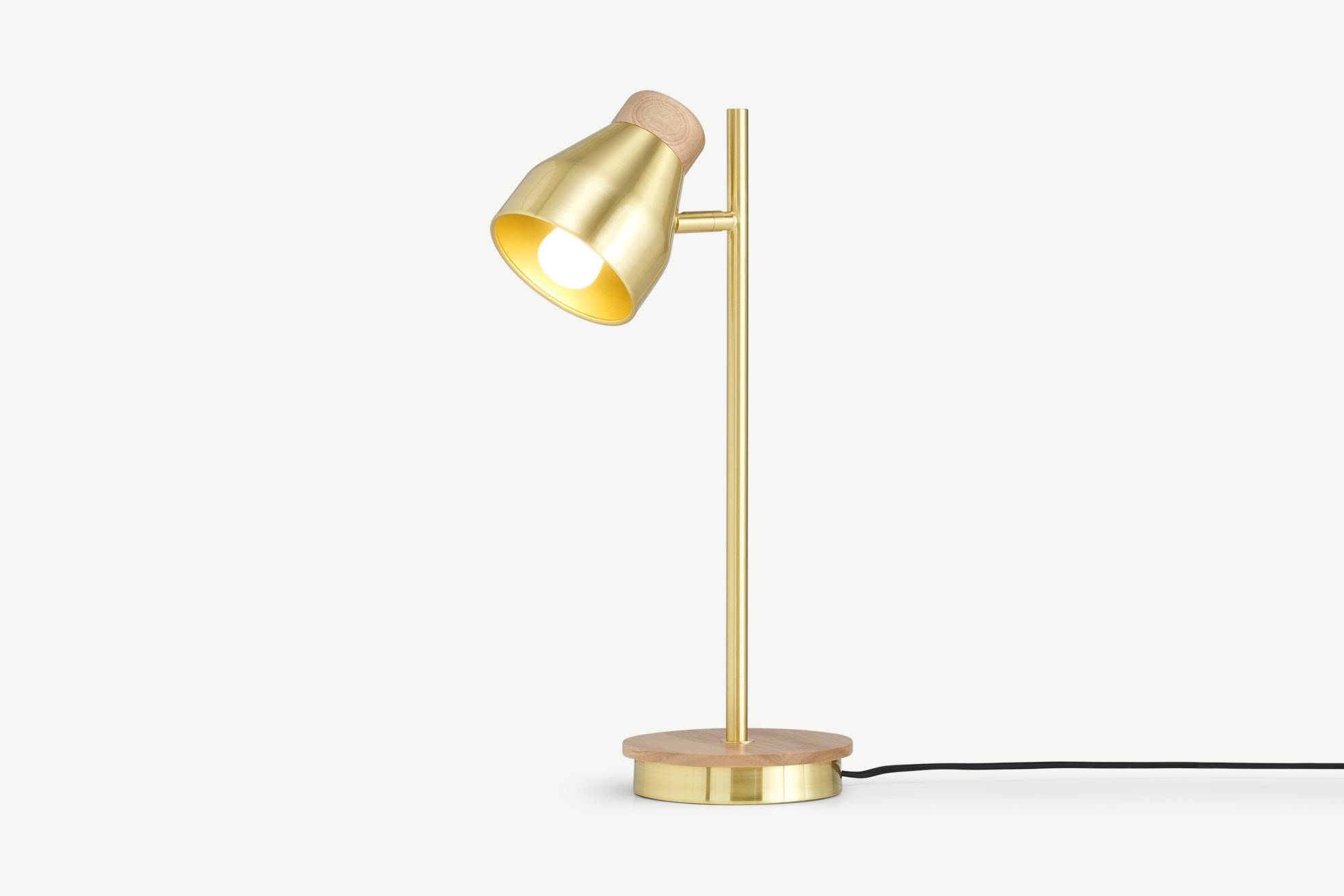 Lámpara flexo dorada con detalles de madera de MADE