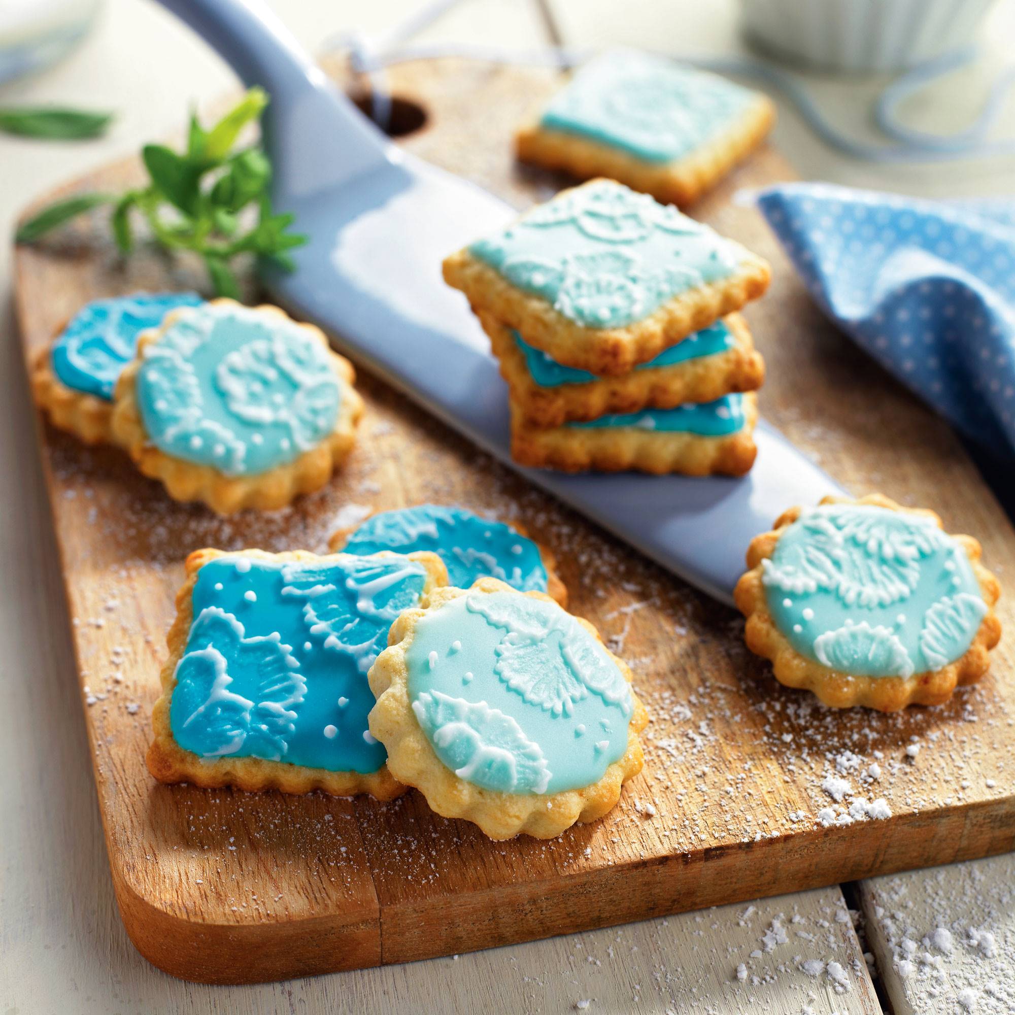 Galletas de Navidad: galletas decoradas con glasa azul.