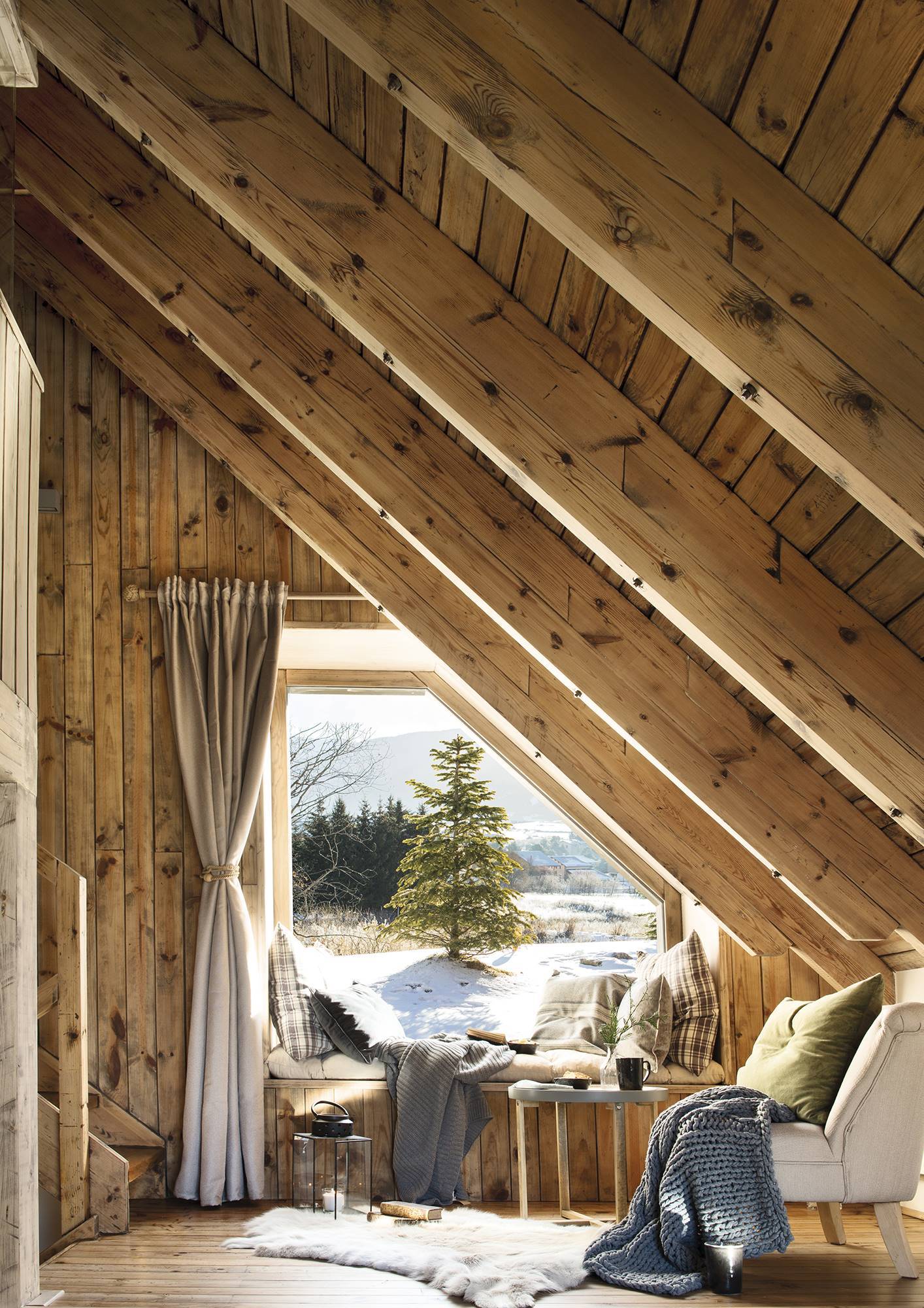 Casa de montaña revestida de madera con mirador al exterior nevado