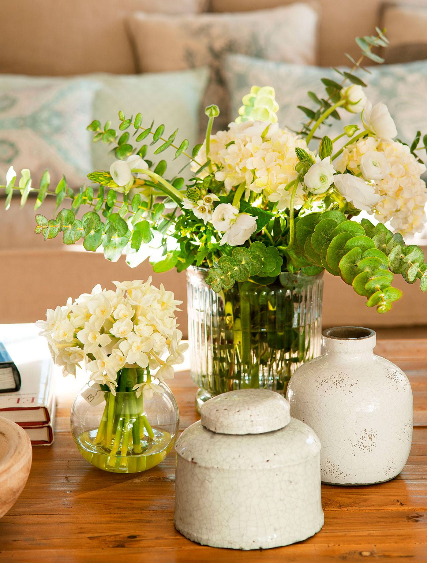 Jarrón de cerámica con flores verdes y blancas