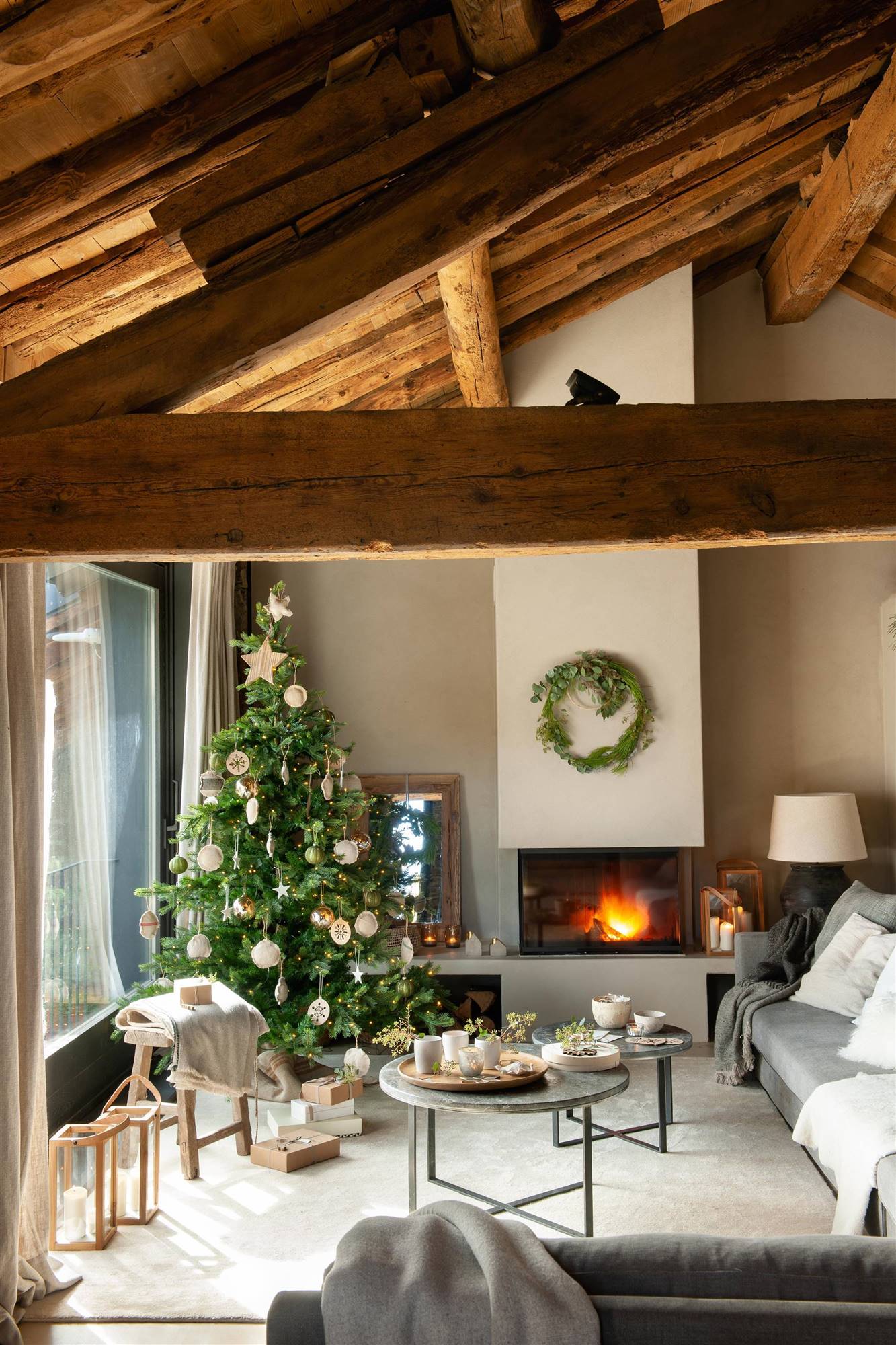  Salón con chimenea decorada Navidad 00515505