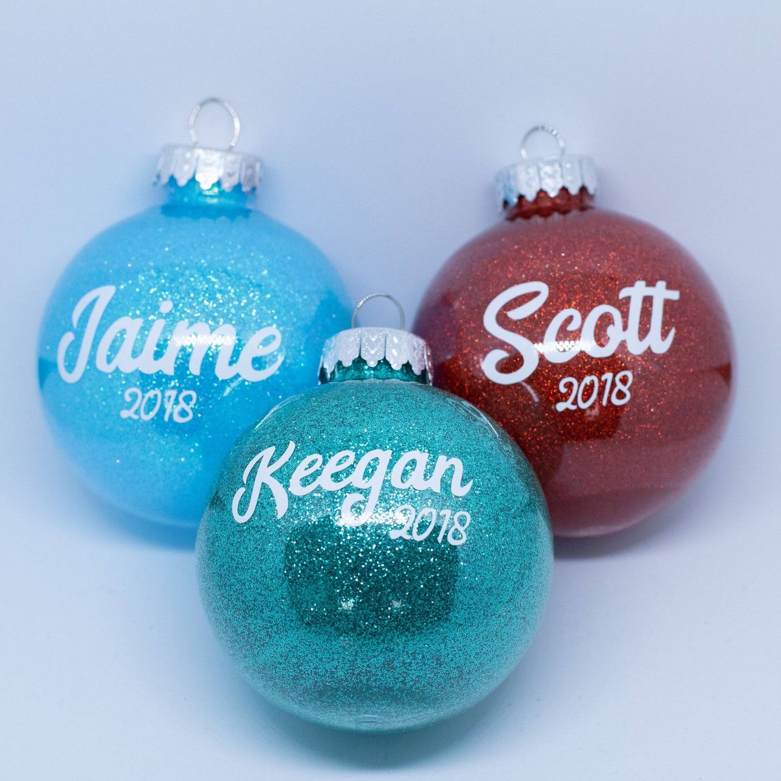 Bolas de Navidad clásicas personalizadas con nombres y purpurina.