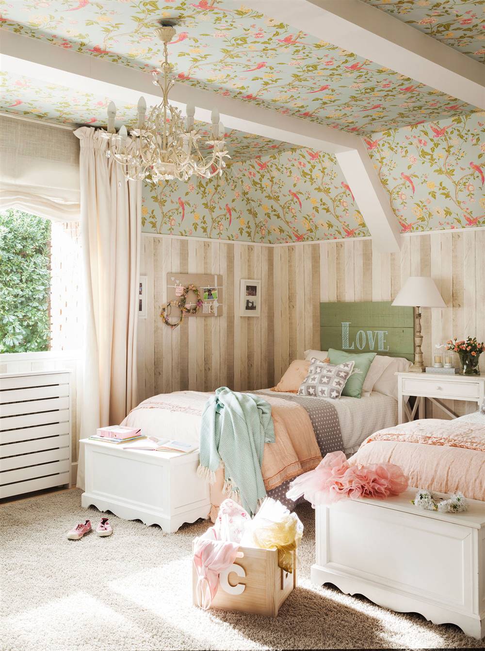 dormitorio-infantil-con-dos-camas-y-papel-pintado 455063