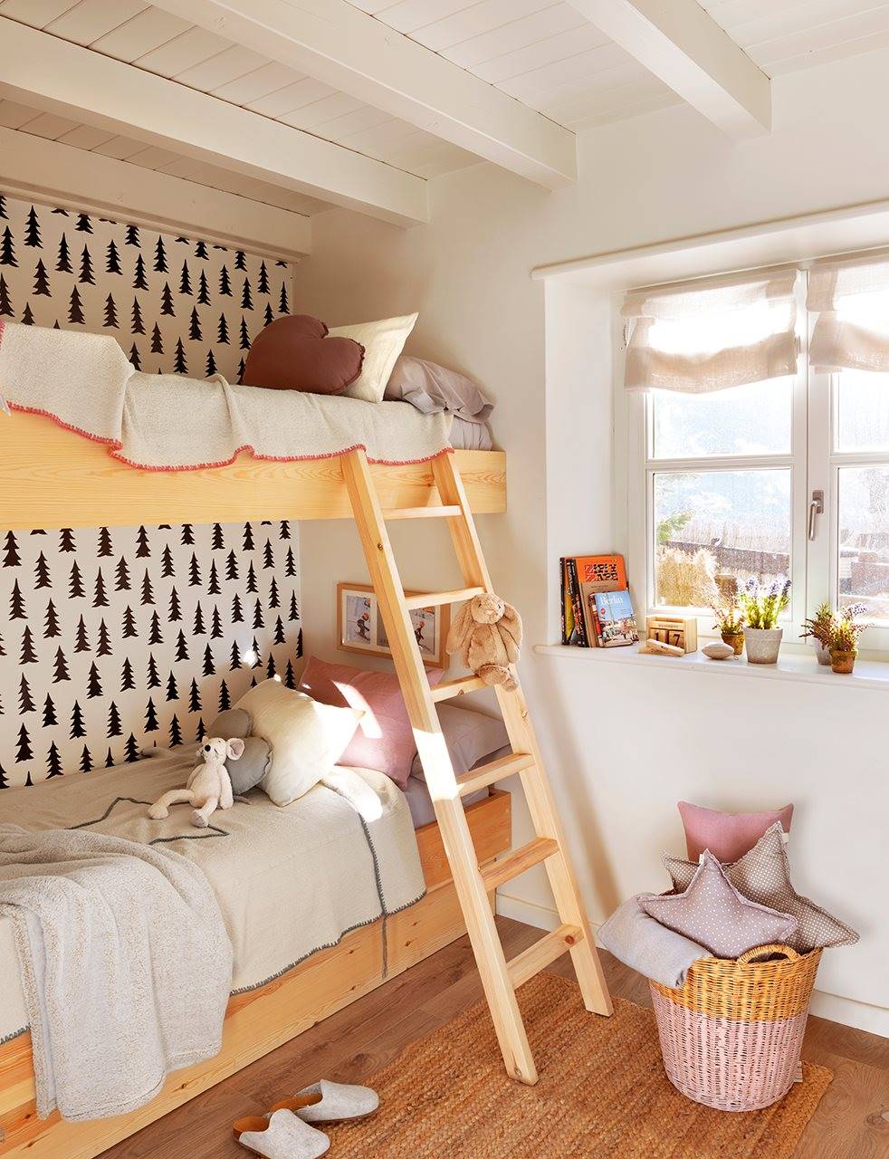 dormitorio infantil con litera y papel de pared de abeto 982x1280