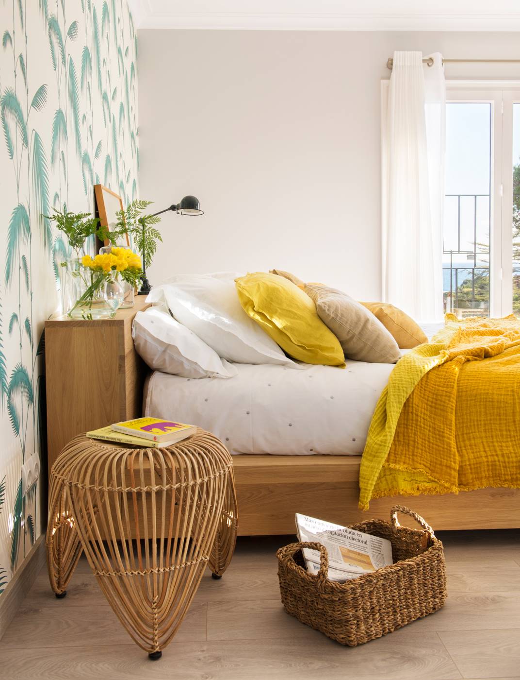 Dormitorio de aire tropical con papel de pared en verde, ropa de cama en mostaza, cabecero-estante, mesilla de noche de fibra y cesta revistero (00427822 O-Mesillas)