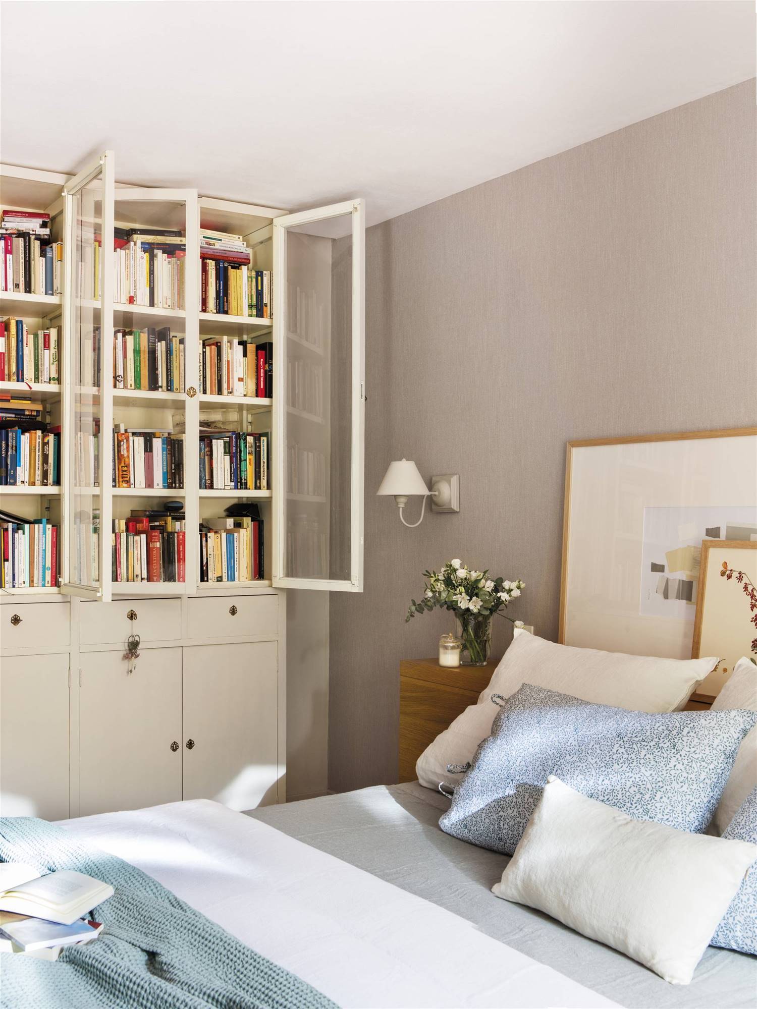 Dormitorio con librería